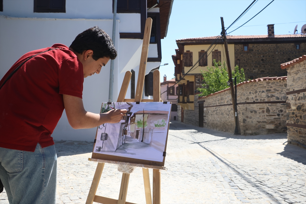 Manisa'da lise öğrencileri UNESCO Jeoparkı'nda doğa ile sanatı buluşturdu