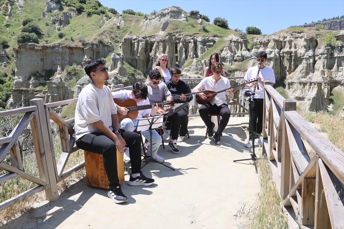Manisa'da lise öğrencileri UNESCO Jeoparkı'nda doğa ile sanatı buluşturdu