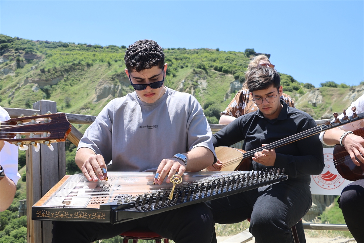Manisa'da lise öğrencileri UNESCO Jeoparkı'nda doğa ile sanatı buluşturdu