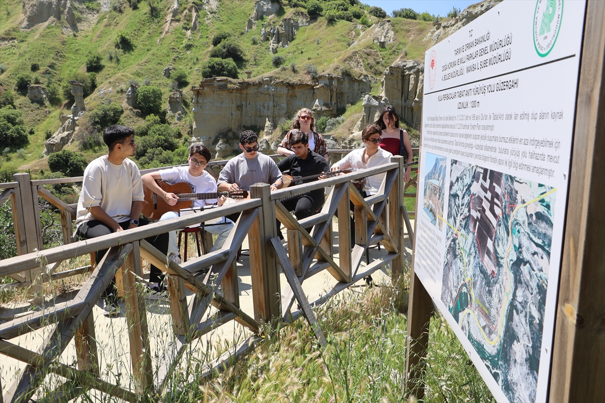 Manisa'da lise öğrencileri UNESCO Jeoparkı'nda doğa ile sanatı buluşturdu