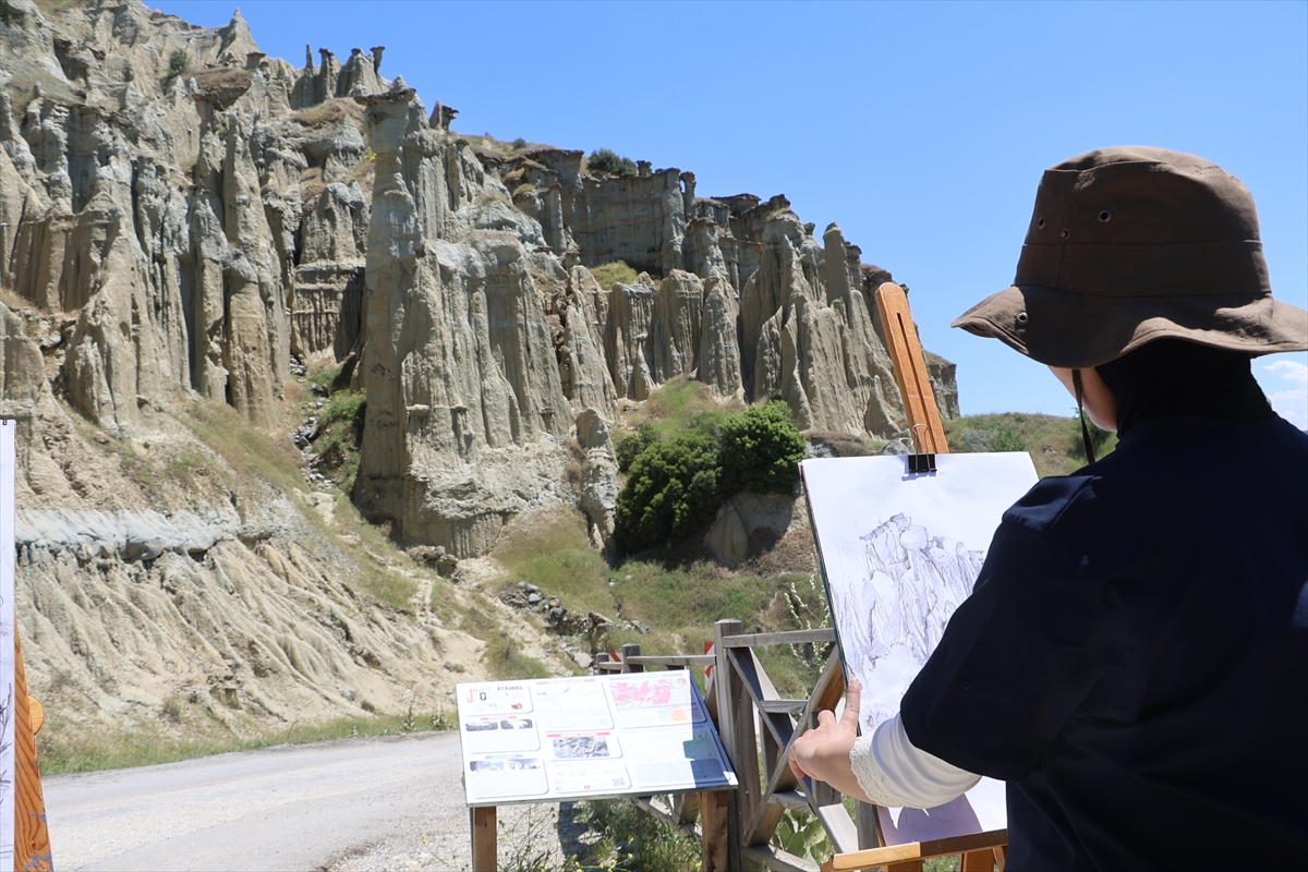 Manisa'da lise öğrencileri UNESCO Jeoparkı'nda doğa ile sanatı buluşturdu