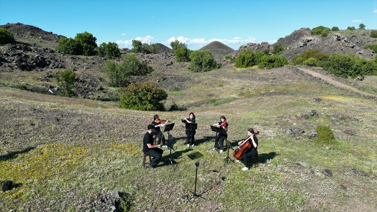 Manisa'da lise öğrencileri UNESCO Jeoparkı'nda doğa ile sanatı buluşturdu
