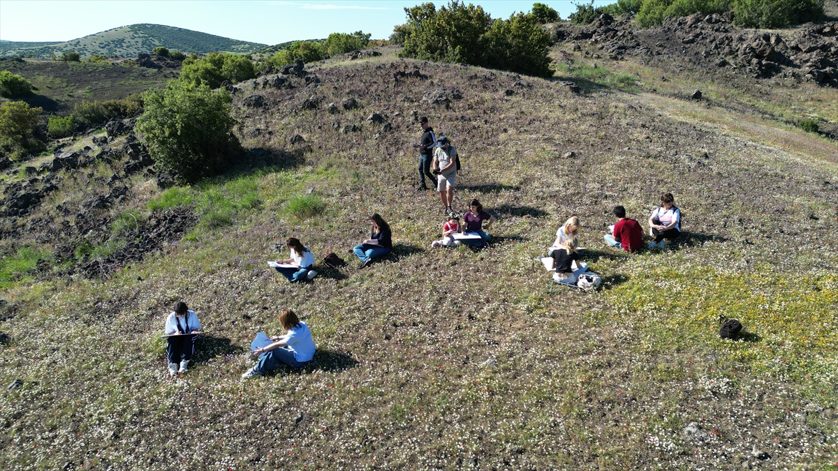 Manisa'da lise öğrencileri UNESCO Jeoparkı'nda doğa ile sanatı buluşturdu