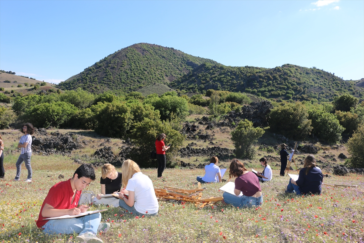 Manisa'da lise öğrencileri UNESCO Jeoparkı'nda doğa ile sanatı buluşturdu