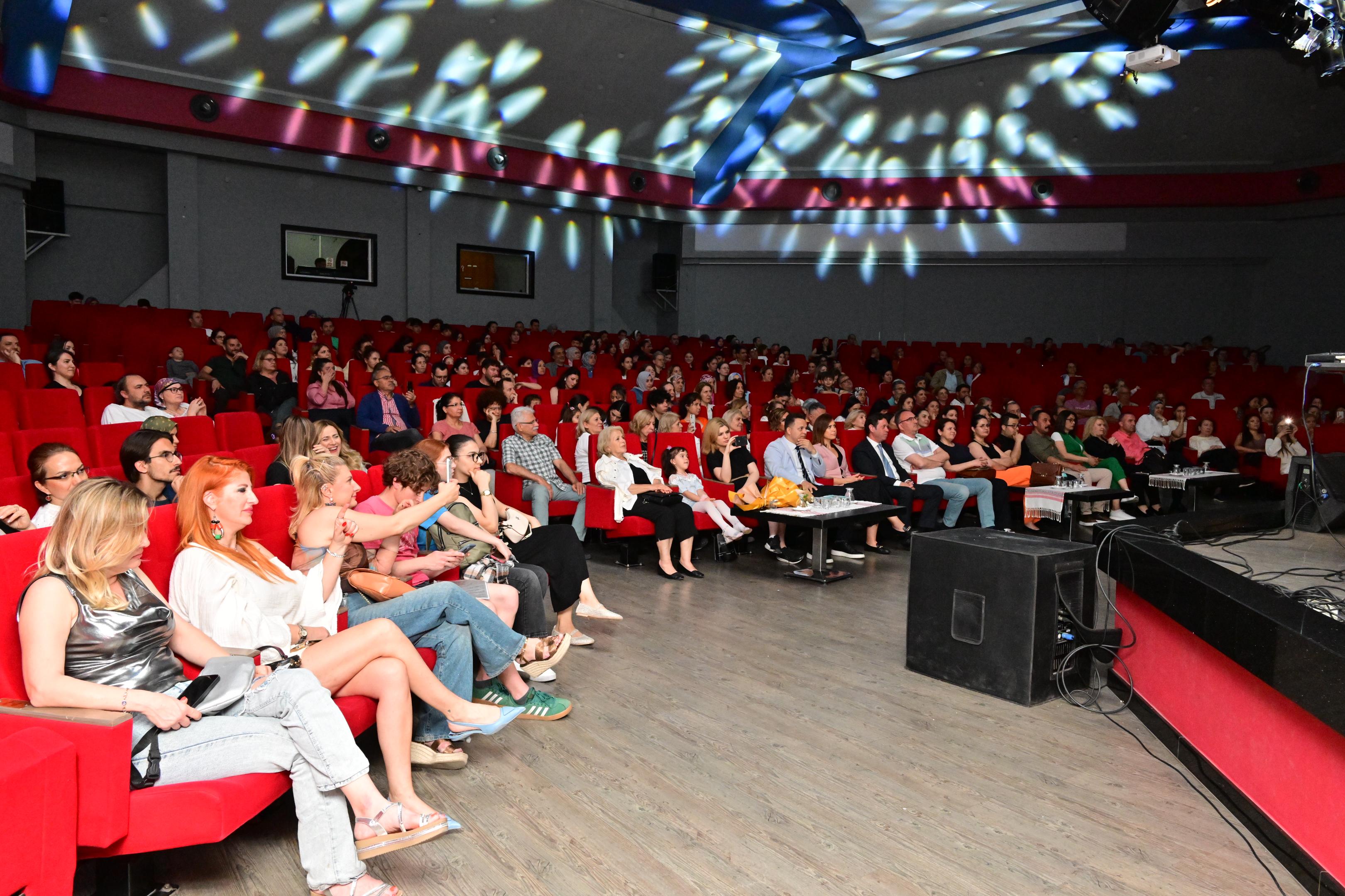 Manisa'da Pop Orkestrası İlk Konserini Verdi