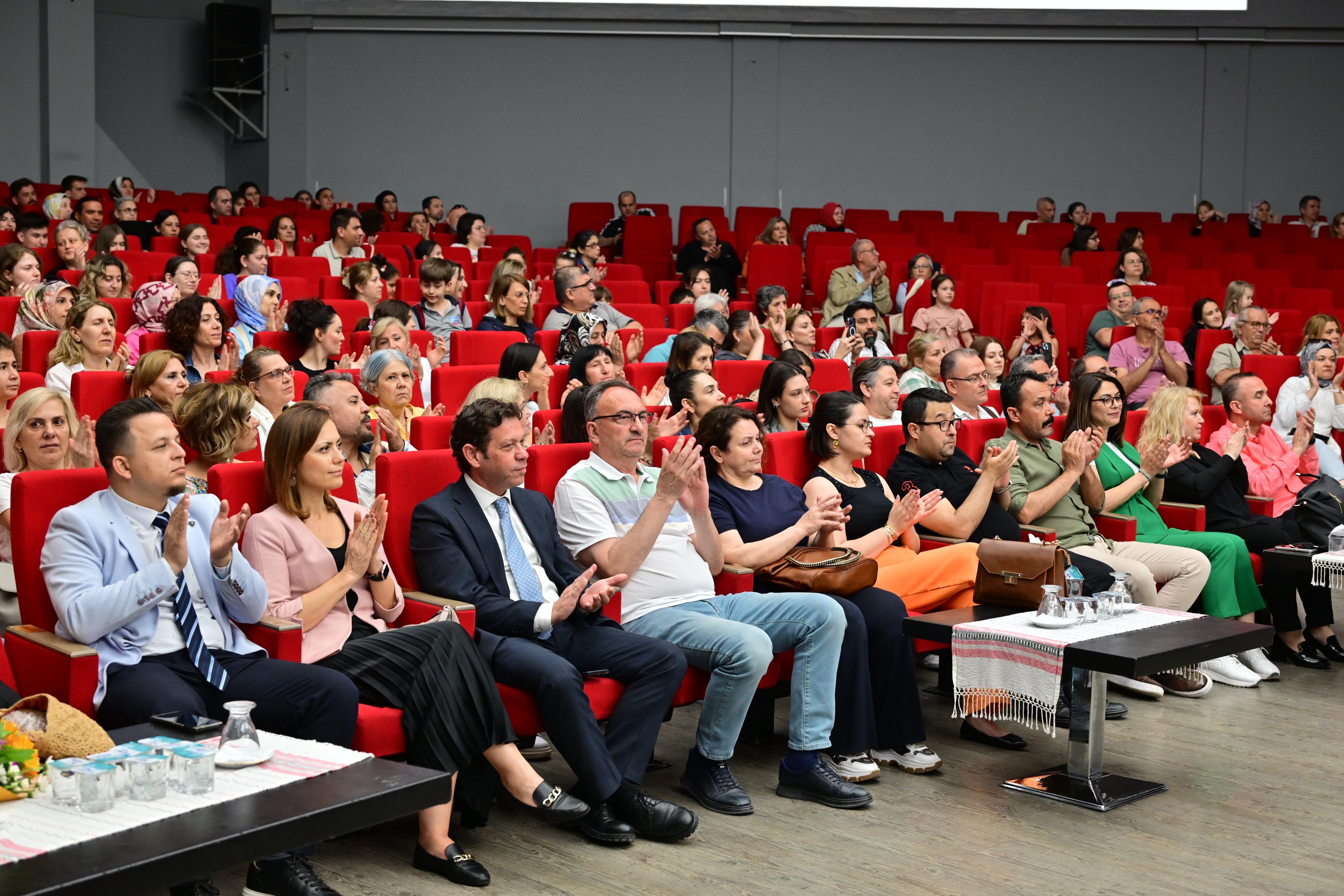 Manisa'da Pop Orkestrası İlk Konserini Verdi