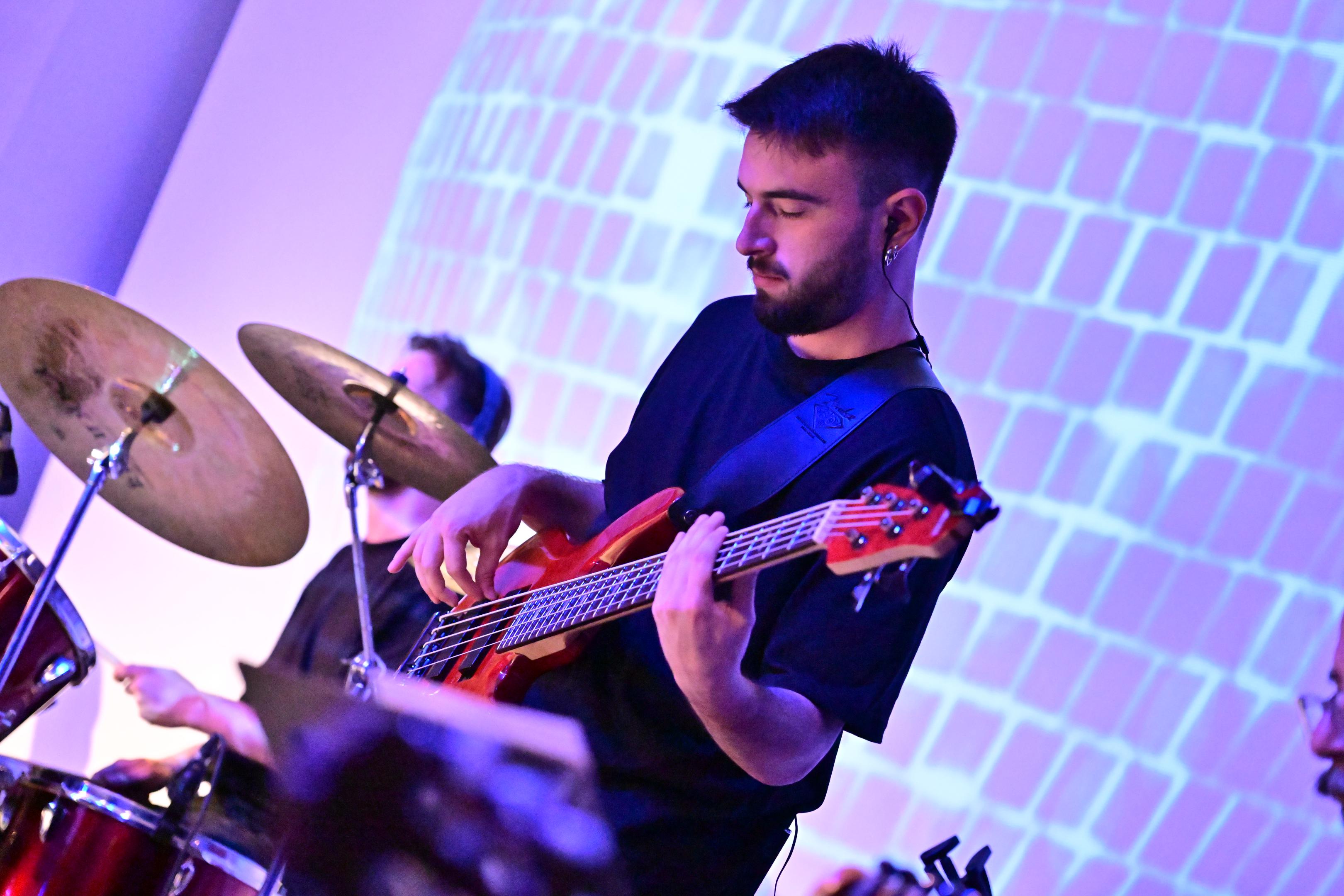 Manisa'da Pop Orkestrası İlk Konserini Verdi