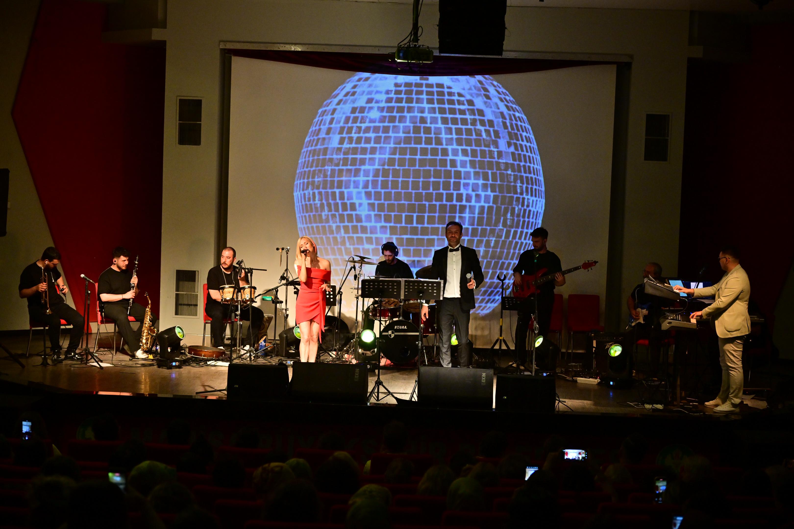 Manisa'da Pop Orkestrası İlk Konserini Verdi