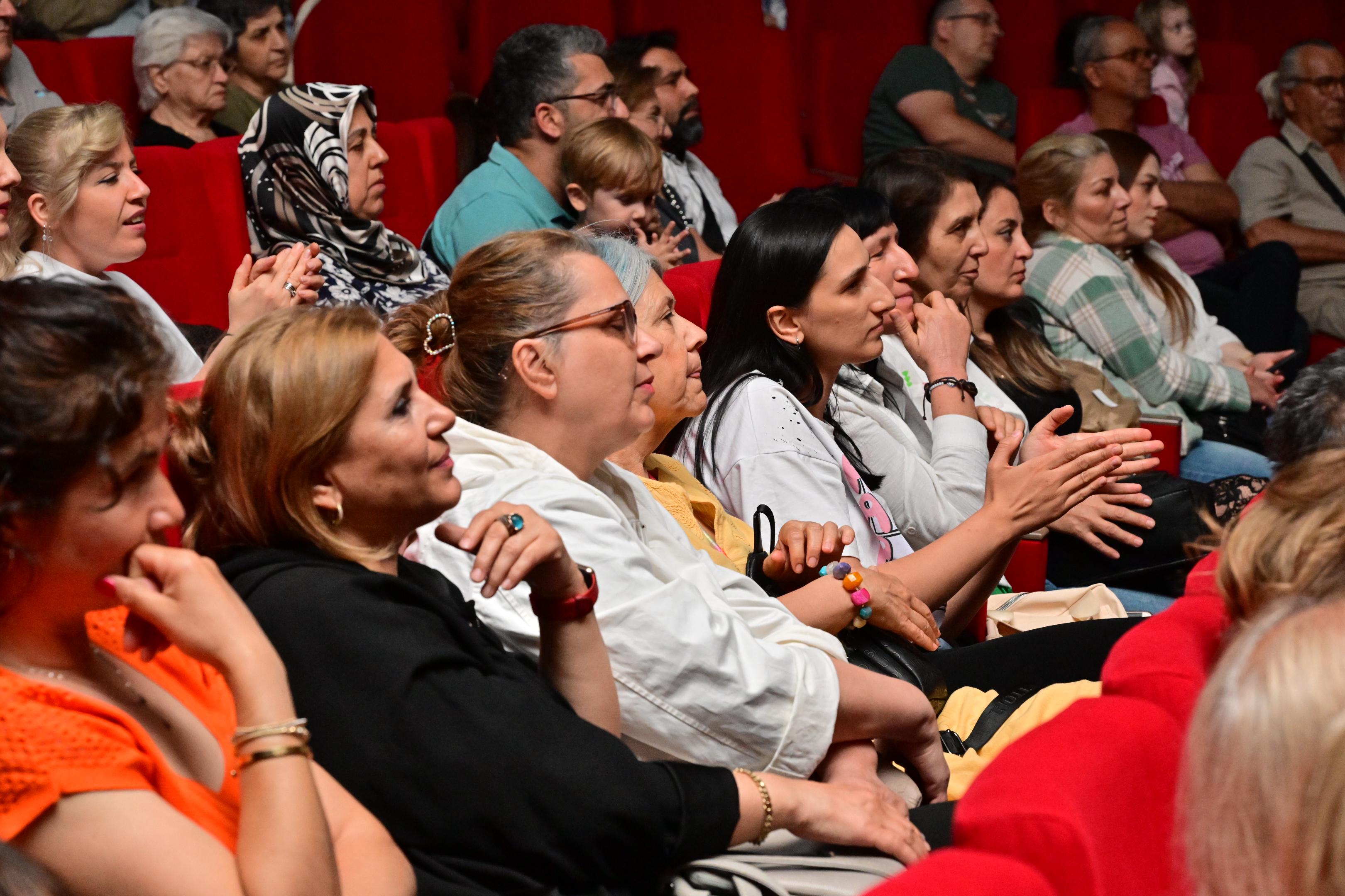 Manisa'da Pop Orkestrası İlk Konserini Verdi