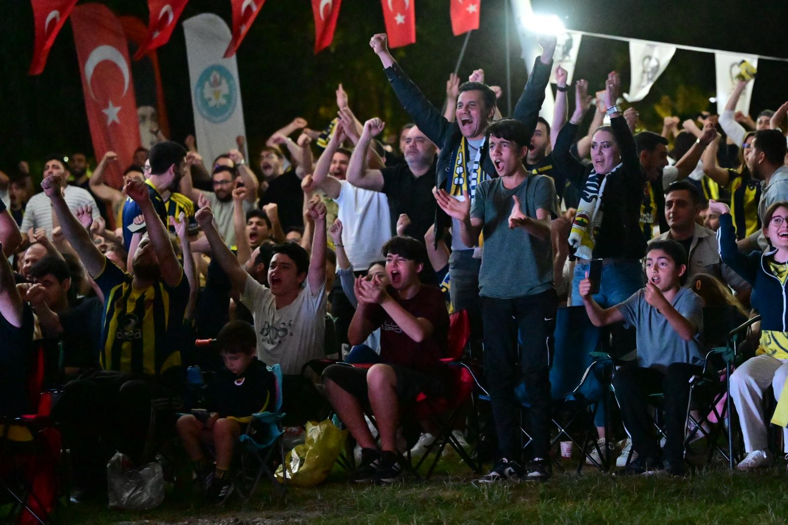 Manisa'da Fenerbahçe THY EuroLeague finali dev ekranda izlendi