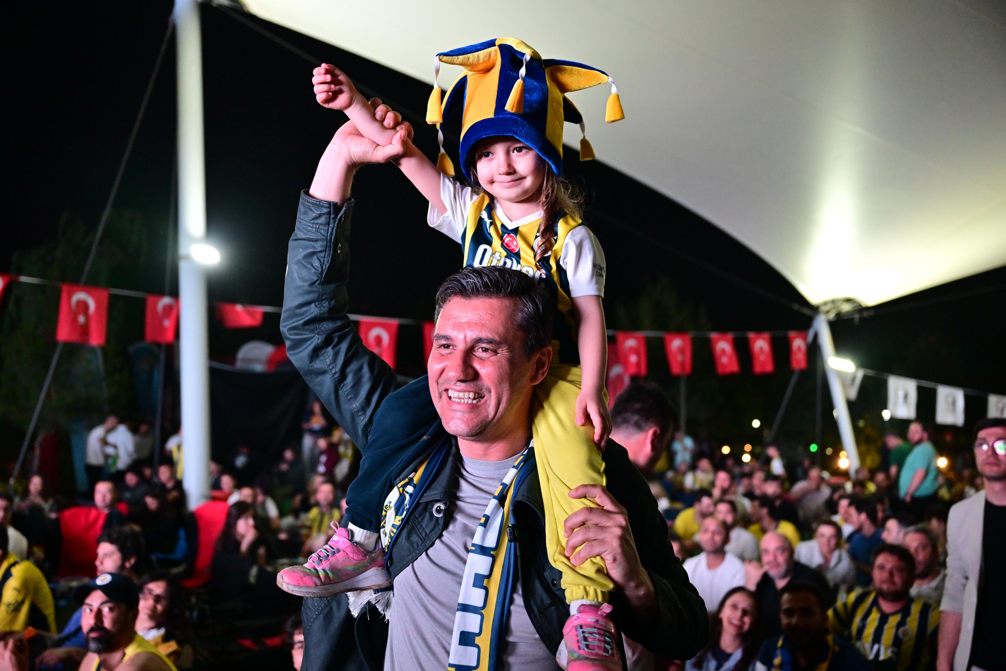 Manisa'da Fenerbahçe THY EuroLeague finali dev ekranda izlendi