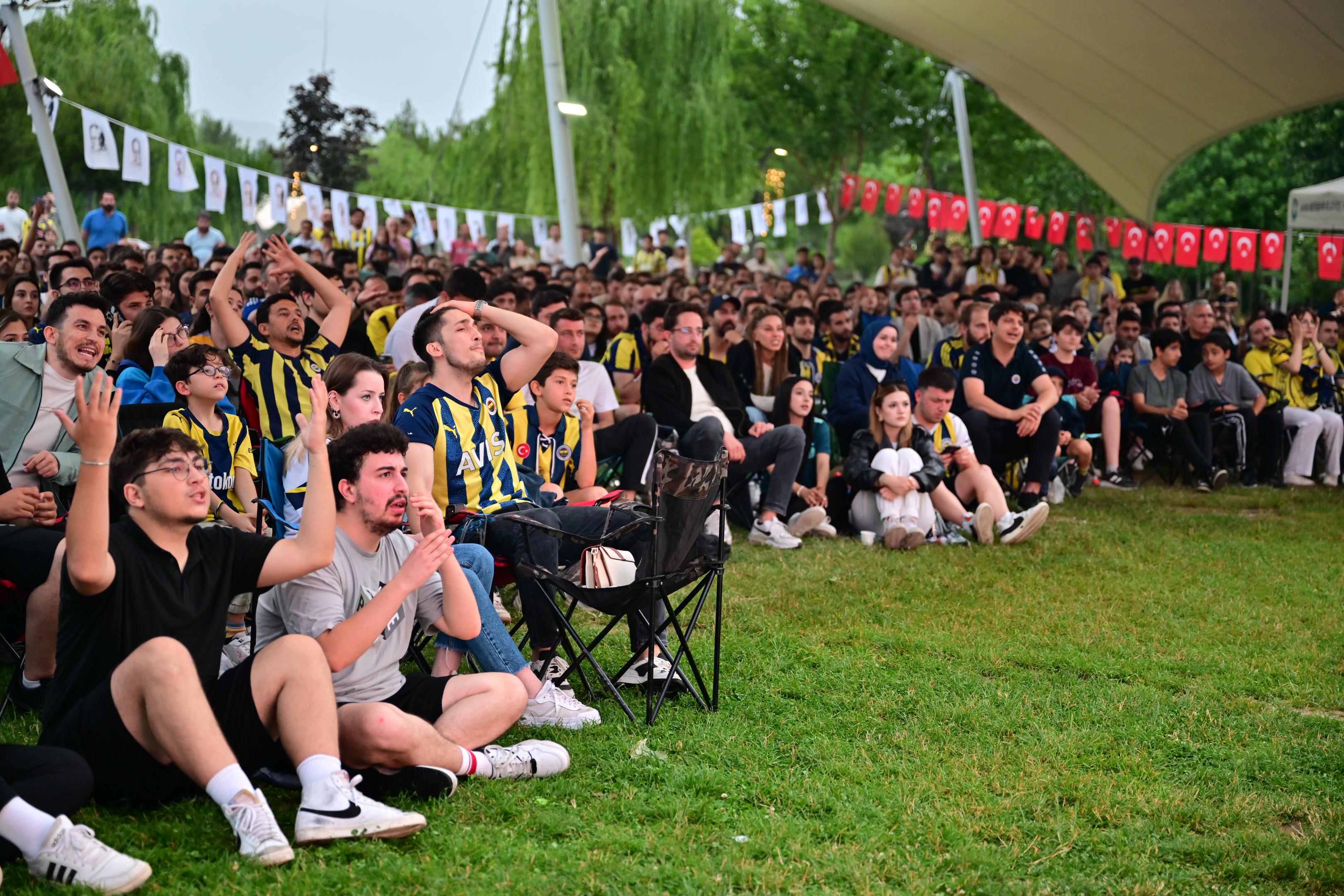 Manisa'da Fenerbahçe THY EuroLeague finali dev ekranda izlendi