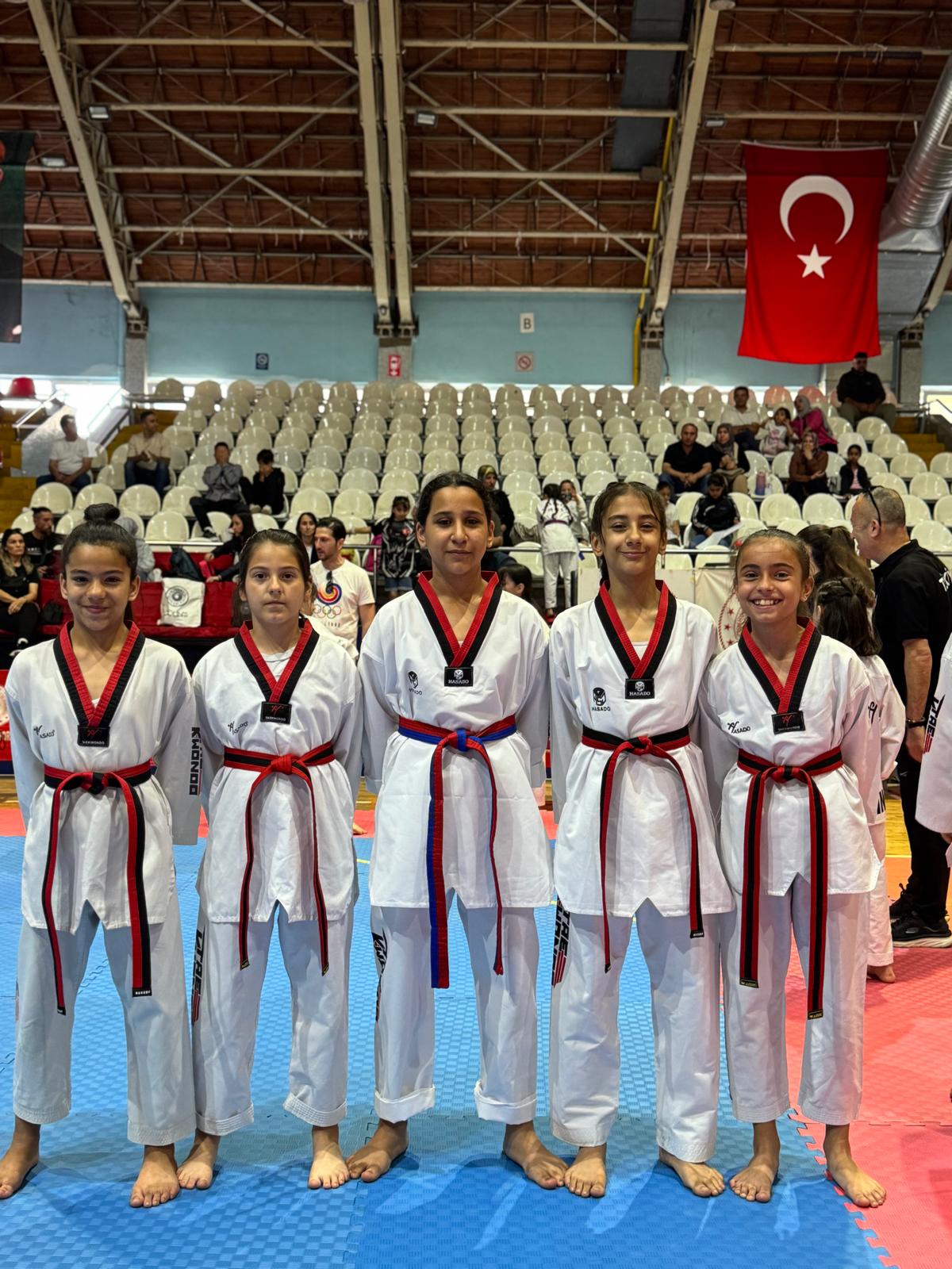 Akbey'in öğrencilerinden madalya yağmuru