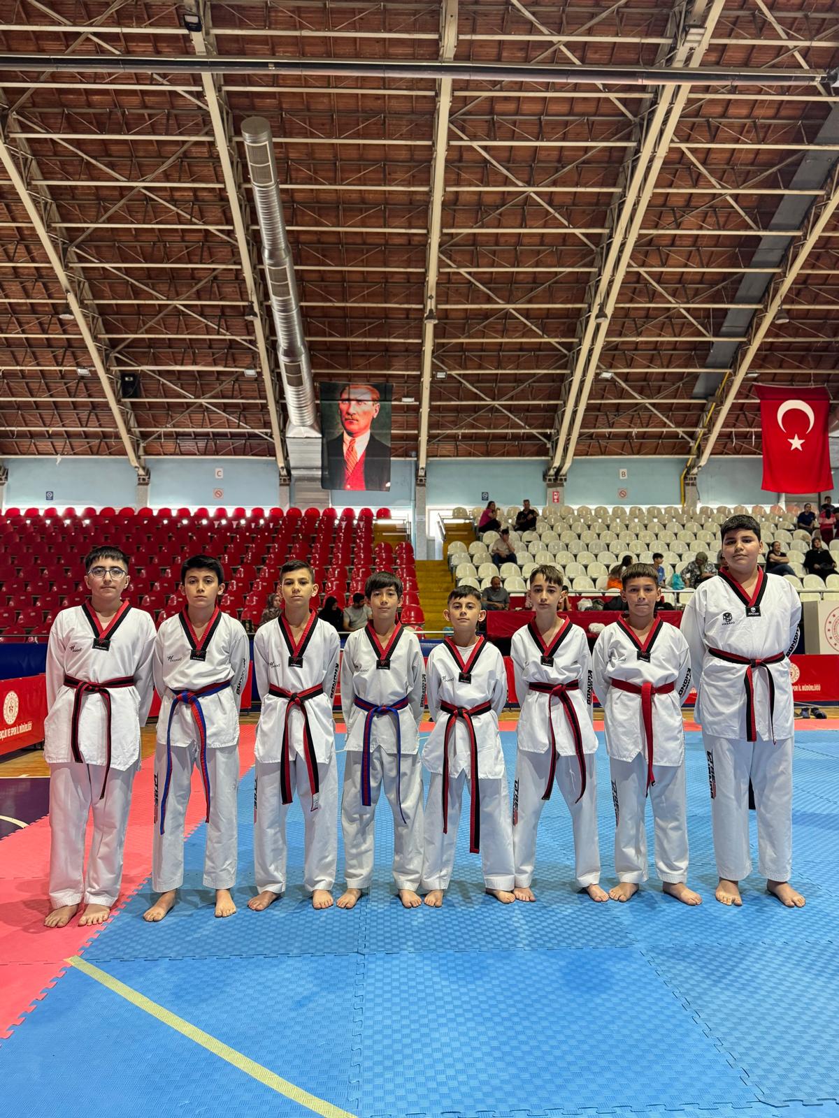 Akbey'in öğrencilerinden madalya yağmuru