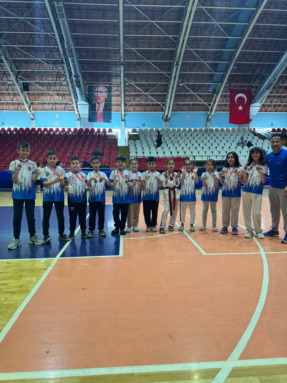 Akbey'in öğrencilerinden madalya yağmuru