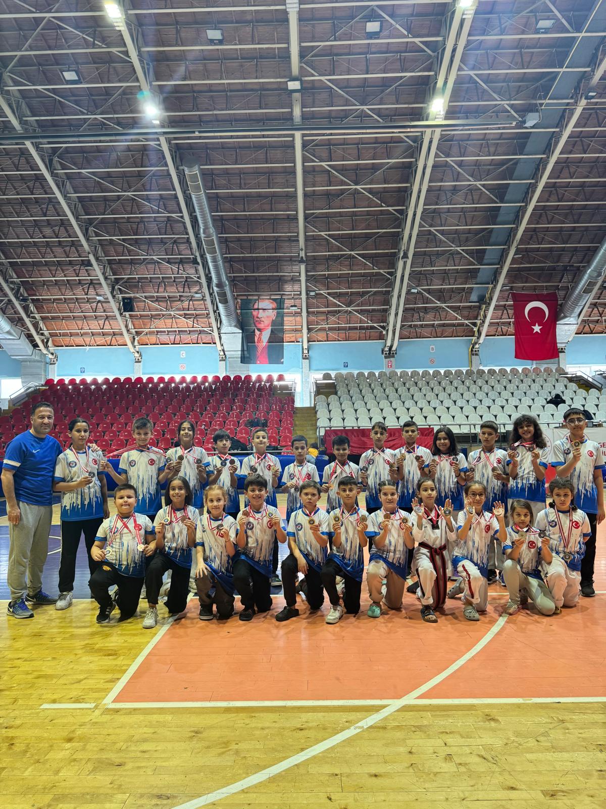 Akbey'in öğrencilerinden madalya yağmuru