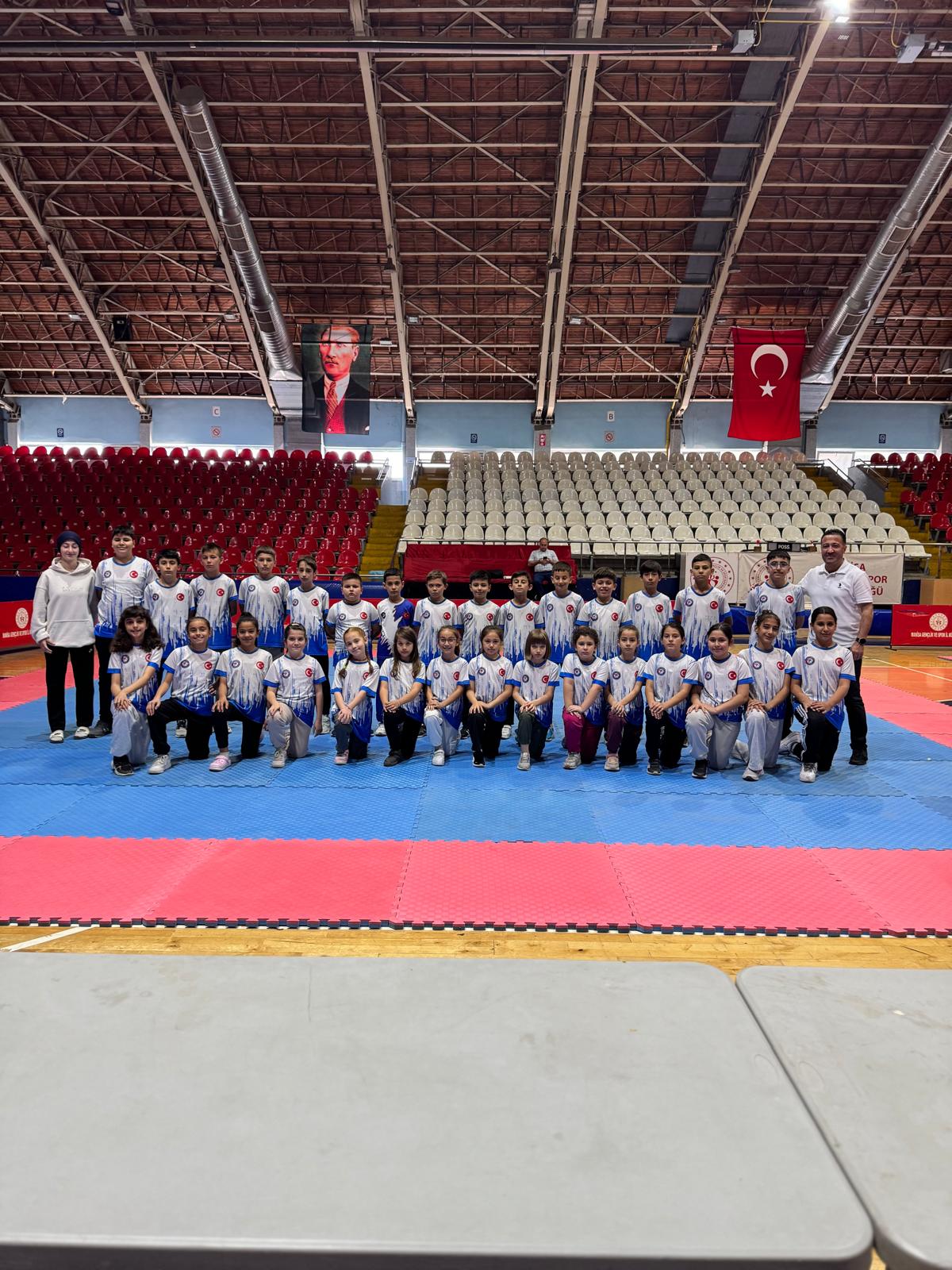Akbey'in öğrencilerinden madalya yağmuru