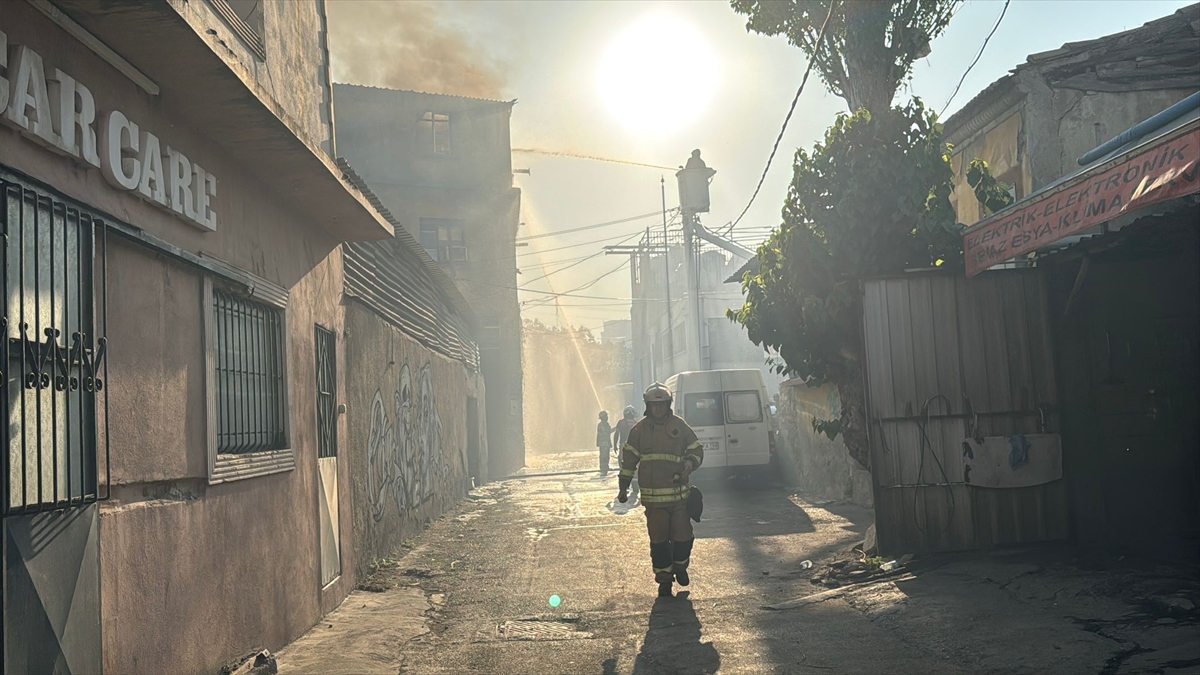 Metruk binada başladı! 4 bina, 1 depo ve 3 araç hasar gördü