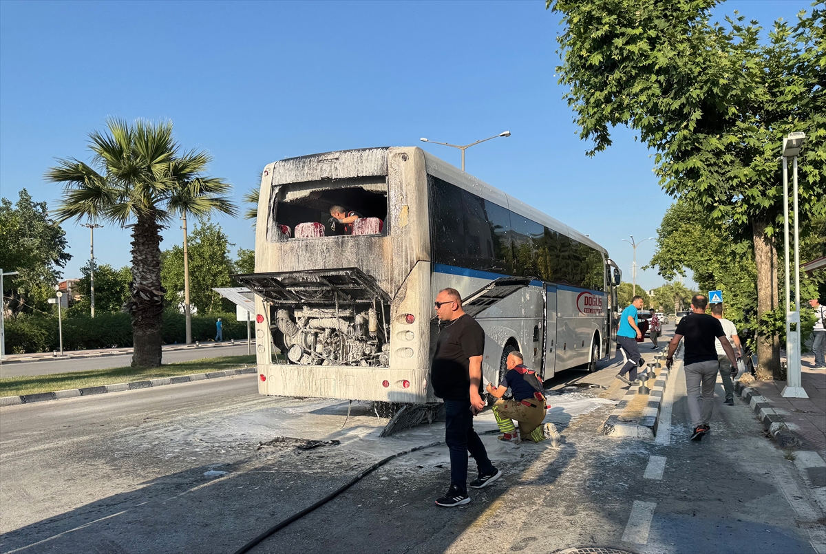 Servis otobüsünde çıkan yangın söndürüldü! 35 işçi tahliye edildi