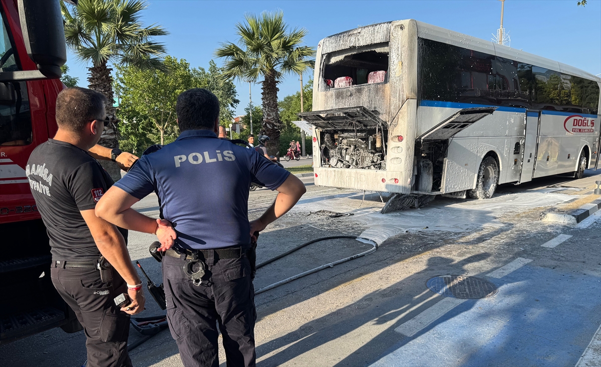 Servis otobüsünde çıkan yangın söndürüldü! 35 işçi tahliye edildi