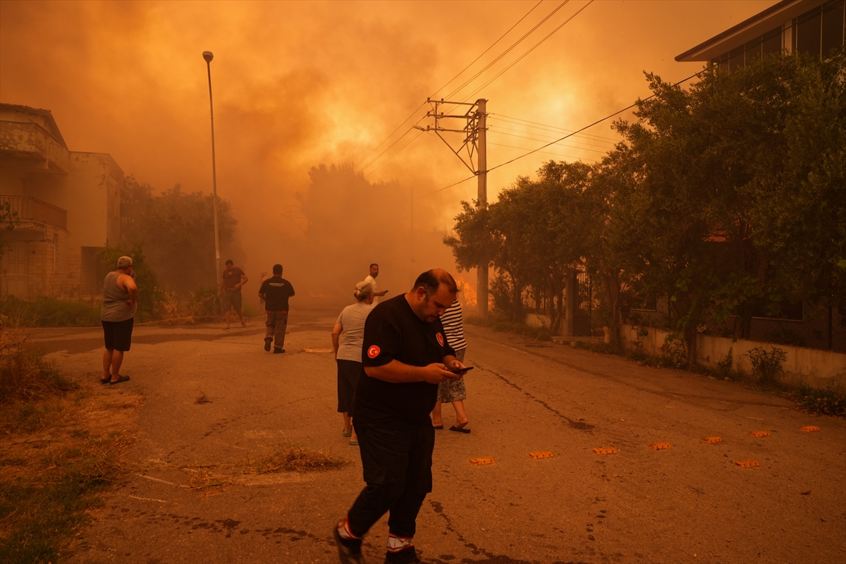 Seferihisar’daki orman yangına havadan ve karadan müdahale ediliyor