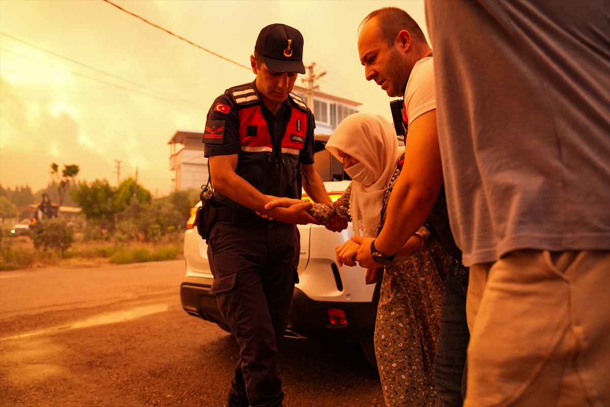 Seferihisar’daki orman yangına havadan ve karadan müdahale ediliyor