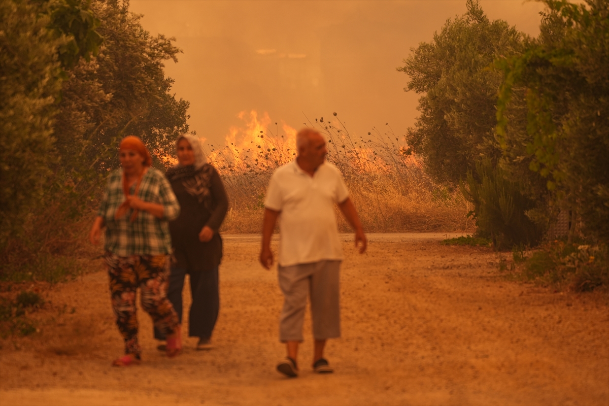 Seferihisar’daki orman yangına havadan ve karadan müdahale ediliyor