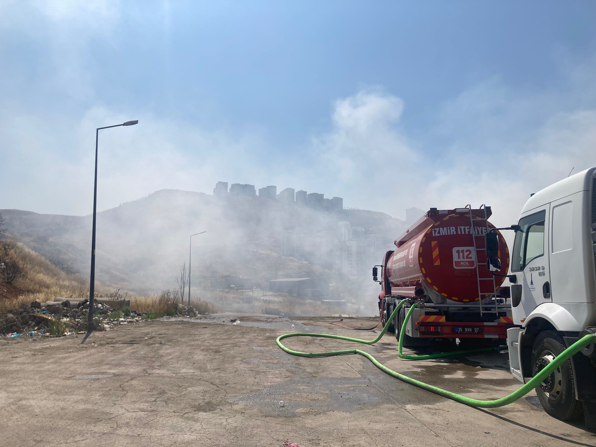 Karşıyaka Belediyesi katı atık tesisinde korkutan yangın