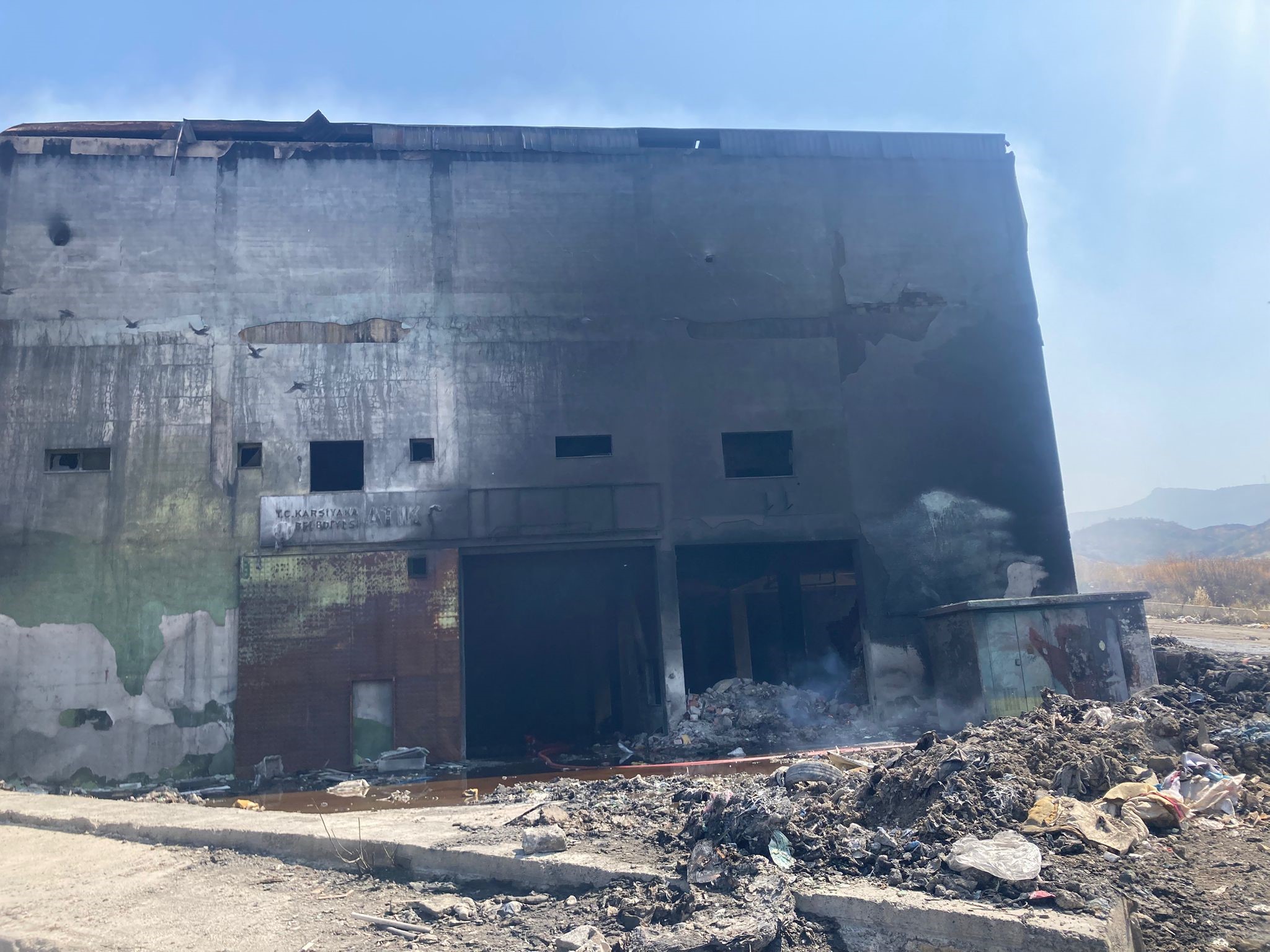 Karşıyaka Belediyesi katı atık tesisinde korkutan yangın