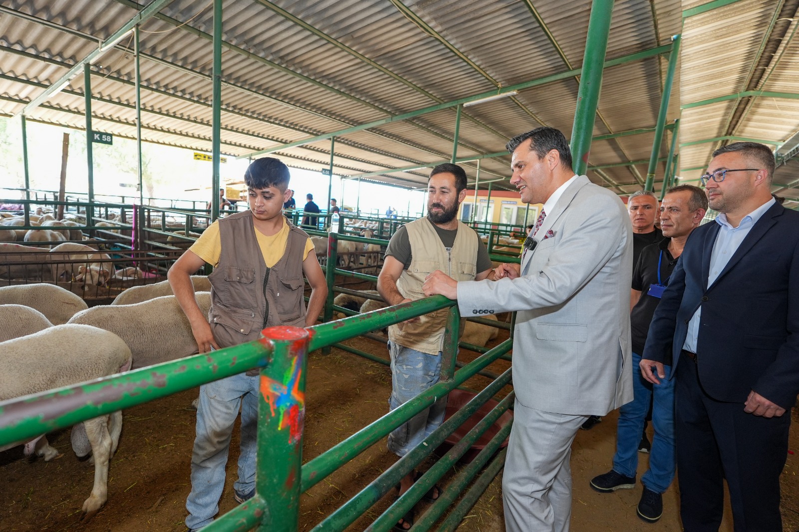 Başkan Zeyrek Canlı Hayvan Borsası’nı Ziyaret Etti