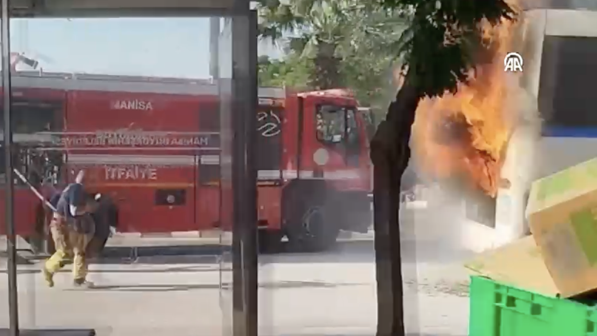 Servis otobüsünde çıkan yangın söndürüldü! 35 işçi tahliye edildi