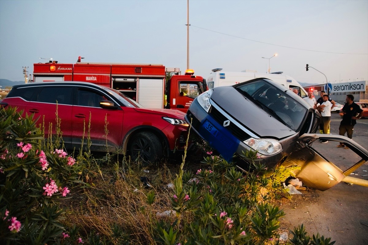 Turgutlu'da iki otomobil çarpıştı: 1'i çocuk 5 yaralı