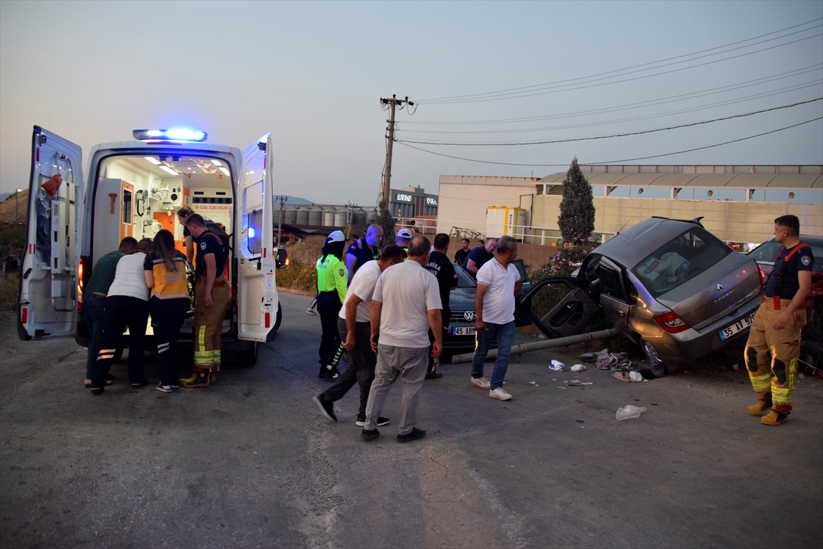 Turgutlu'da iki otomobil çarpıştı: 1'i çocuk 5 yaralı