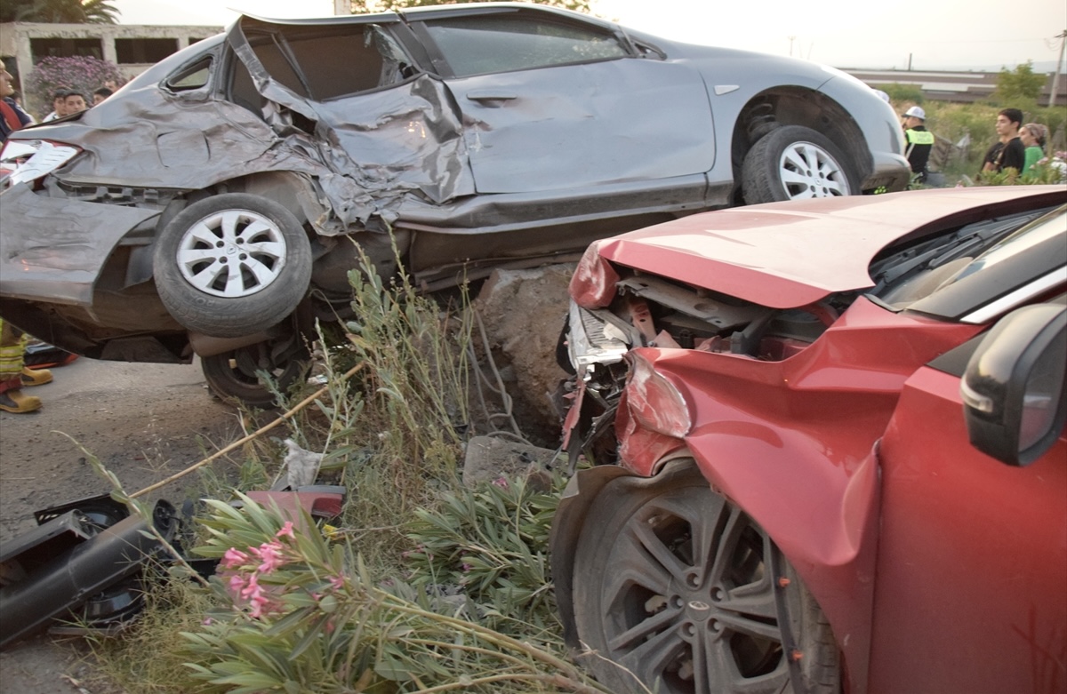 Turgutlu'da iki otomobil çarpıştı: 1'i çocuk 5 yaralı