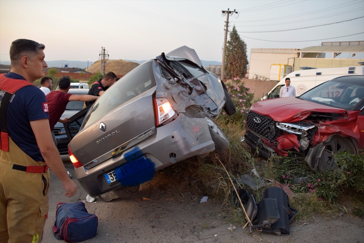 Turgutlu'da iki otomobil çarpıştı: 1'i çocuk 5 yaralı