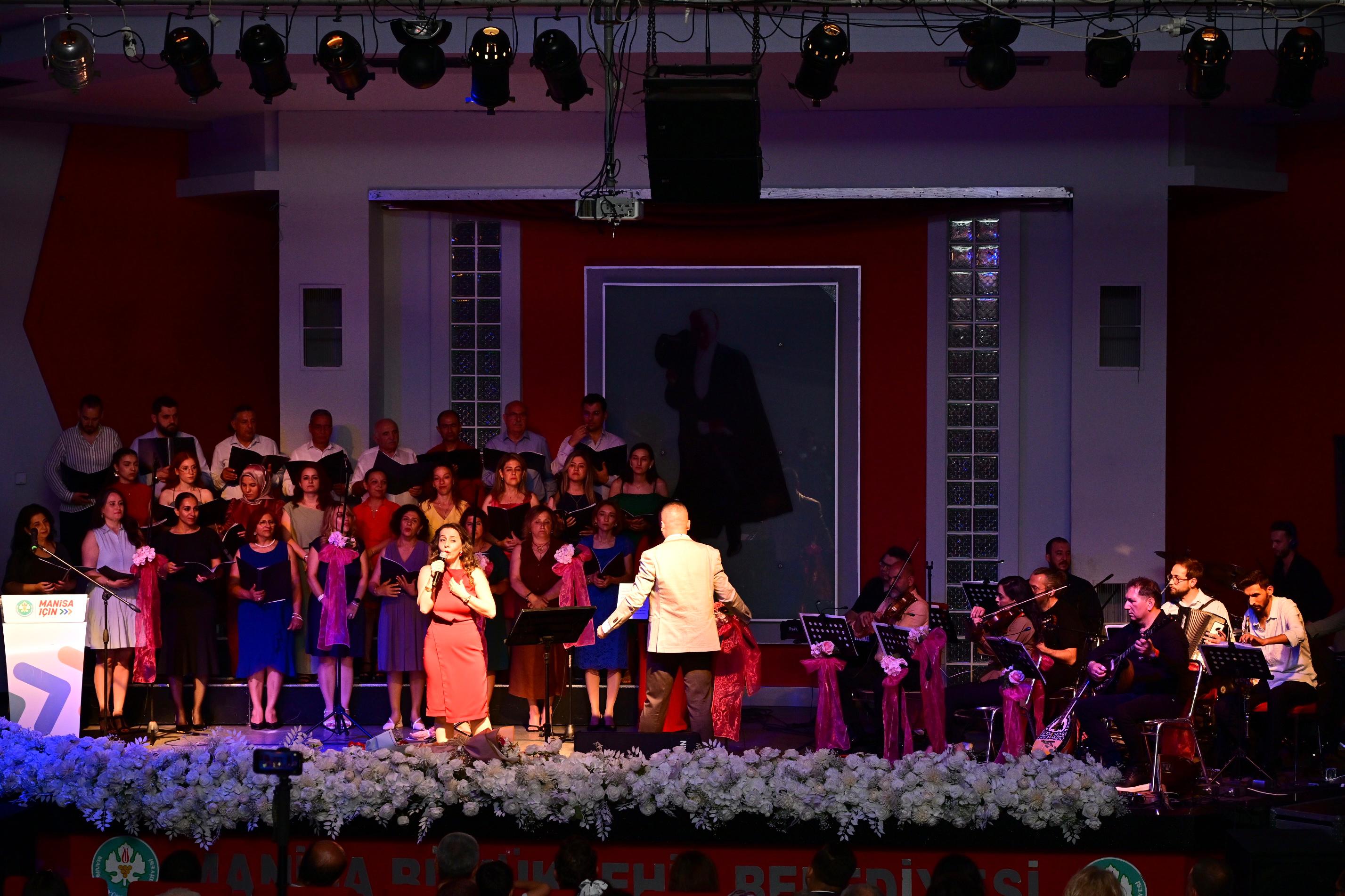 Manisa'da "Türkü Gibi Şarkılar" konseri büyük ilgi gördü