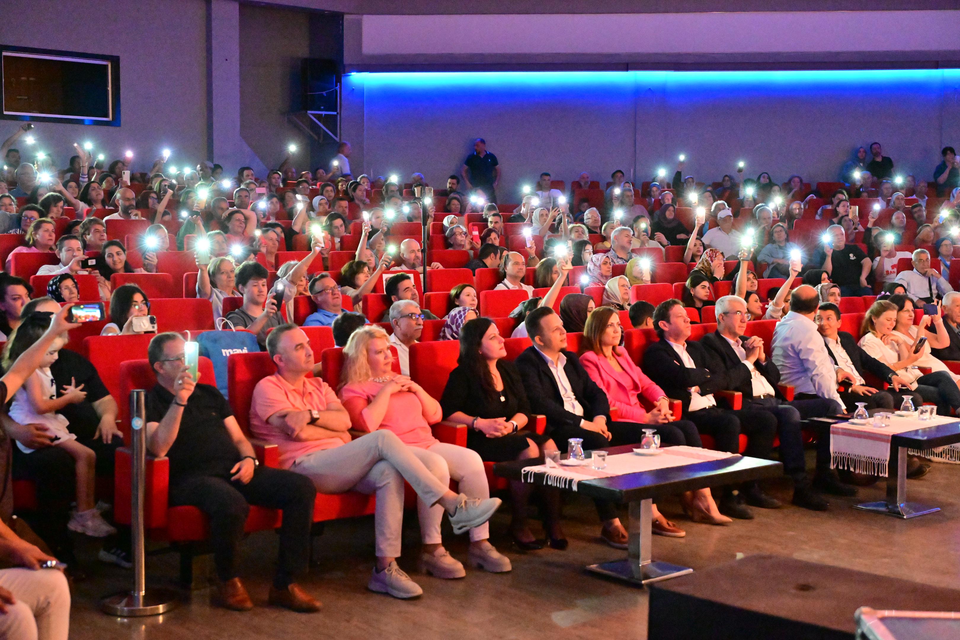 Manisa'da "Türkü Gibi Şarkılar" konseri büyük ilgi gördü