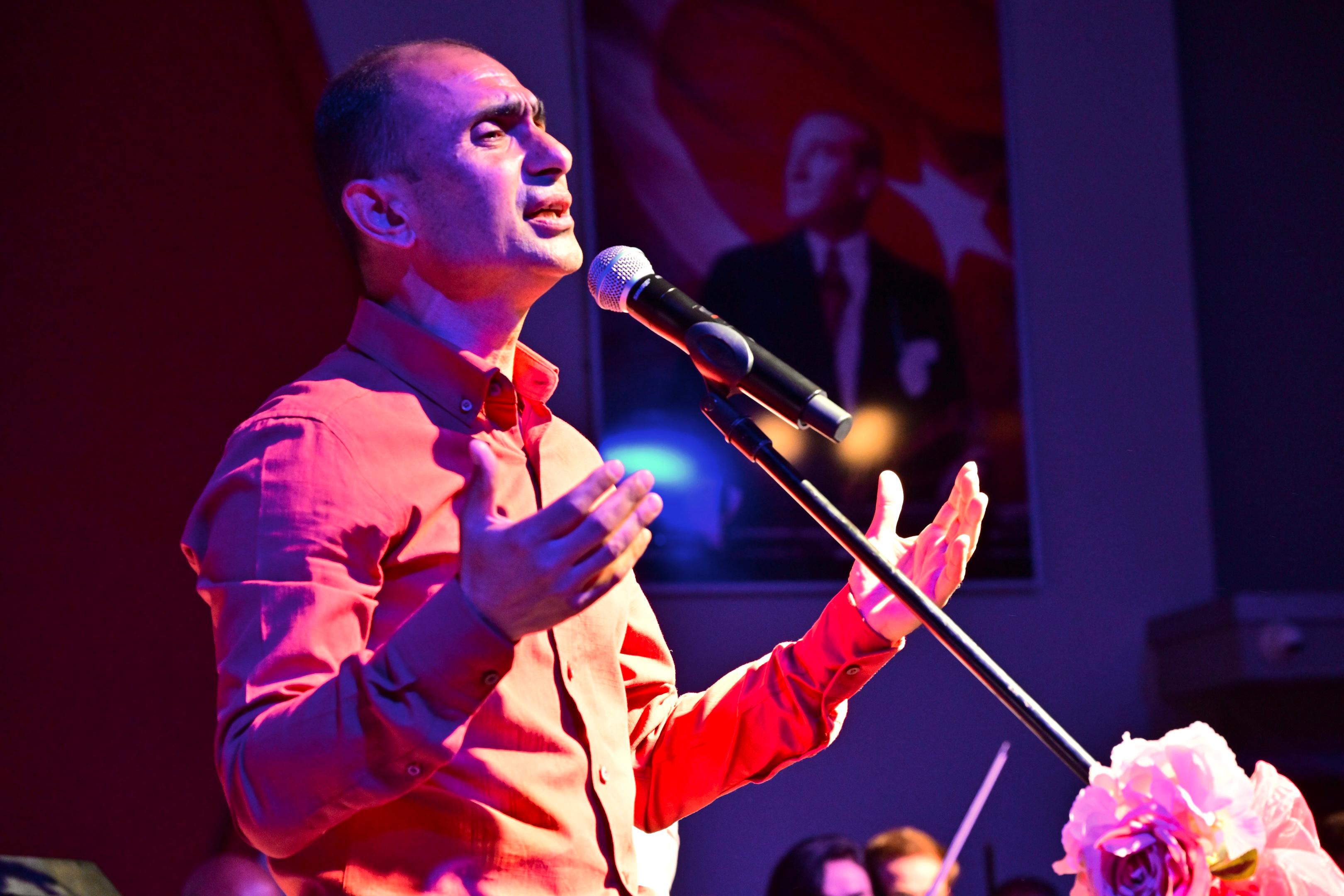 Manisa'da "Türkü Gibi Şarkılar" konseri büyük ilgi gördü