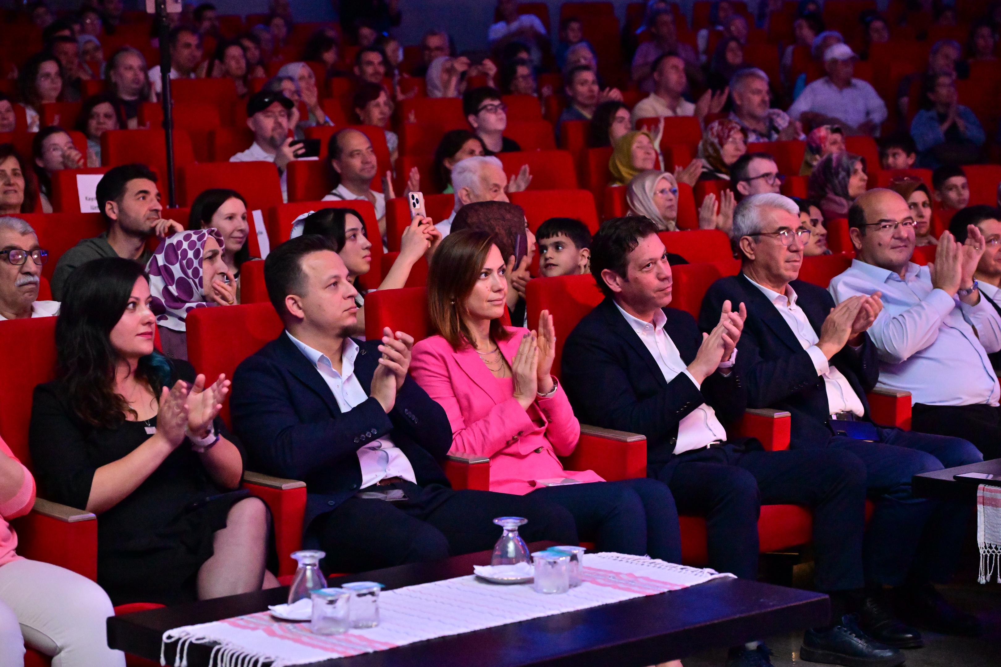 Manisa'da "Türkü Gibi Şarkılar" konseri büyük ilgi gördü