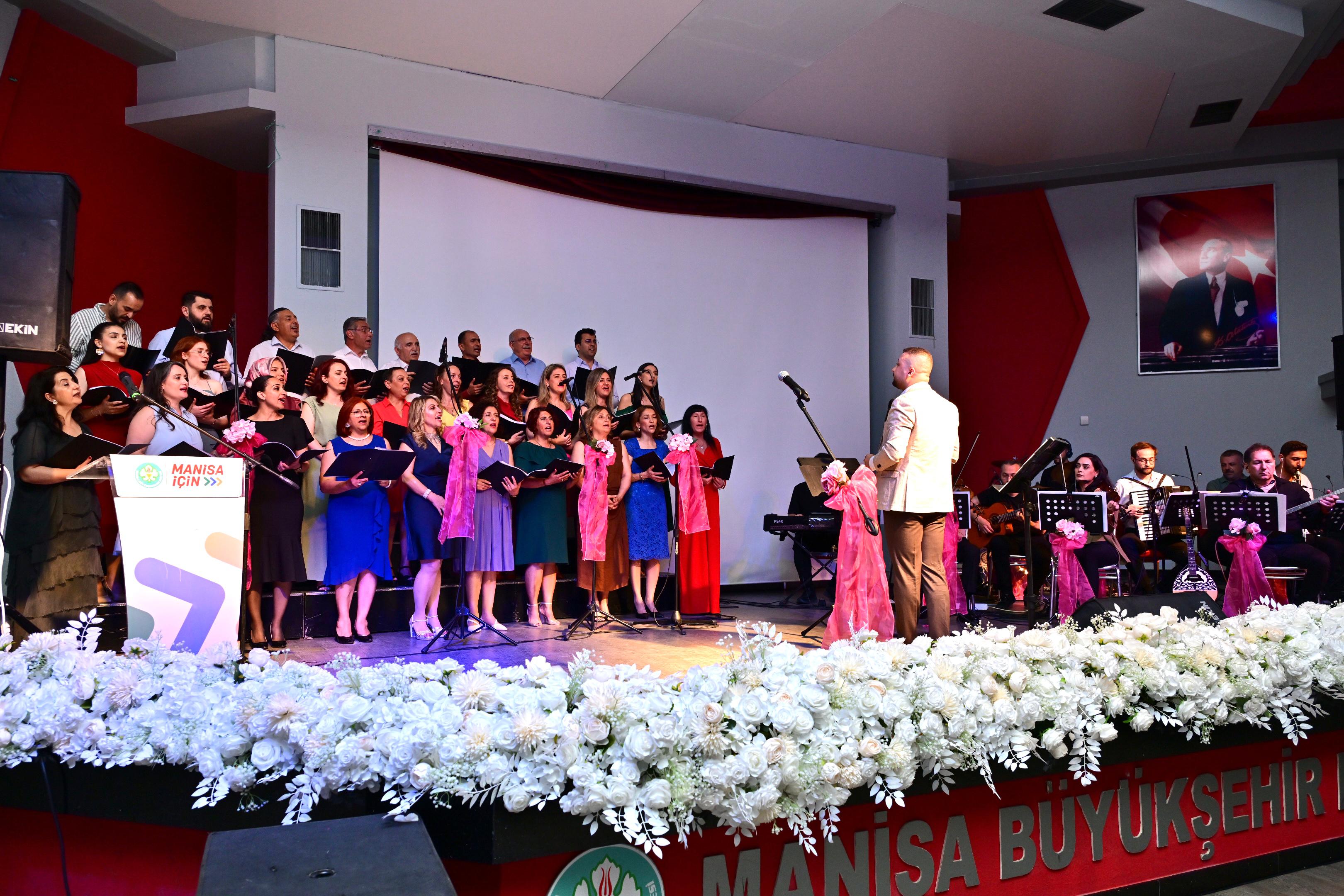 Manisa'da "Türkü Gibi Şarkılar" konseri büyük ilgi gördü