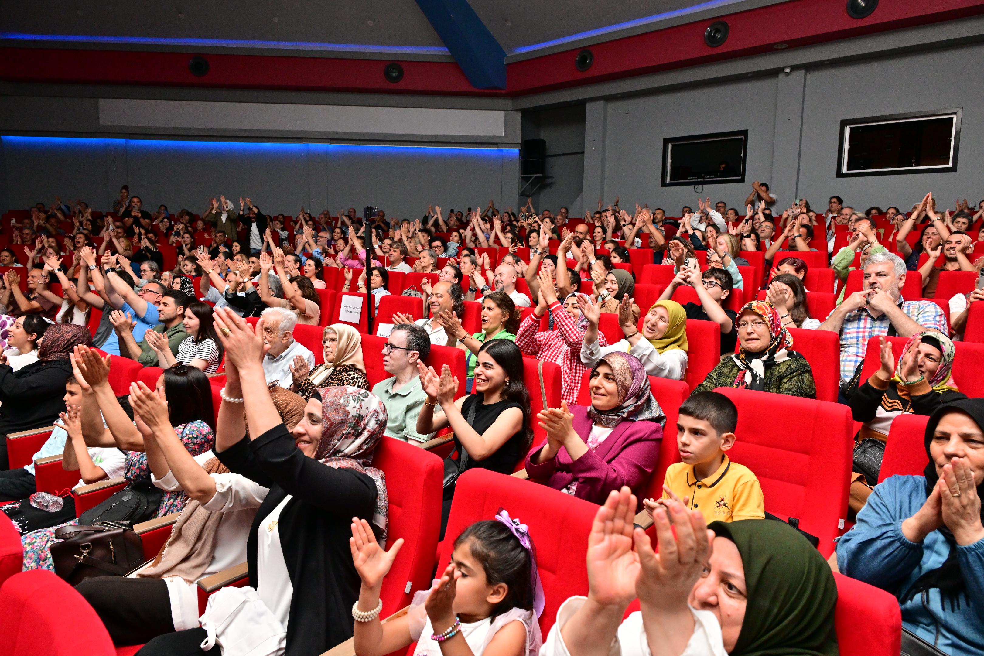 Manisa'da "Türkü Gibi Şarkılar" konseri büyük ilgi gördü