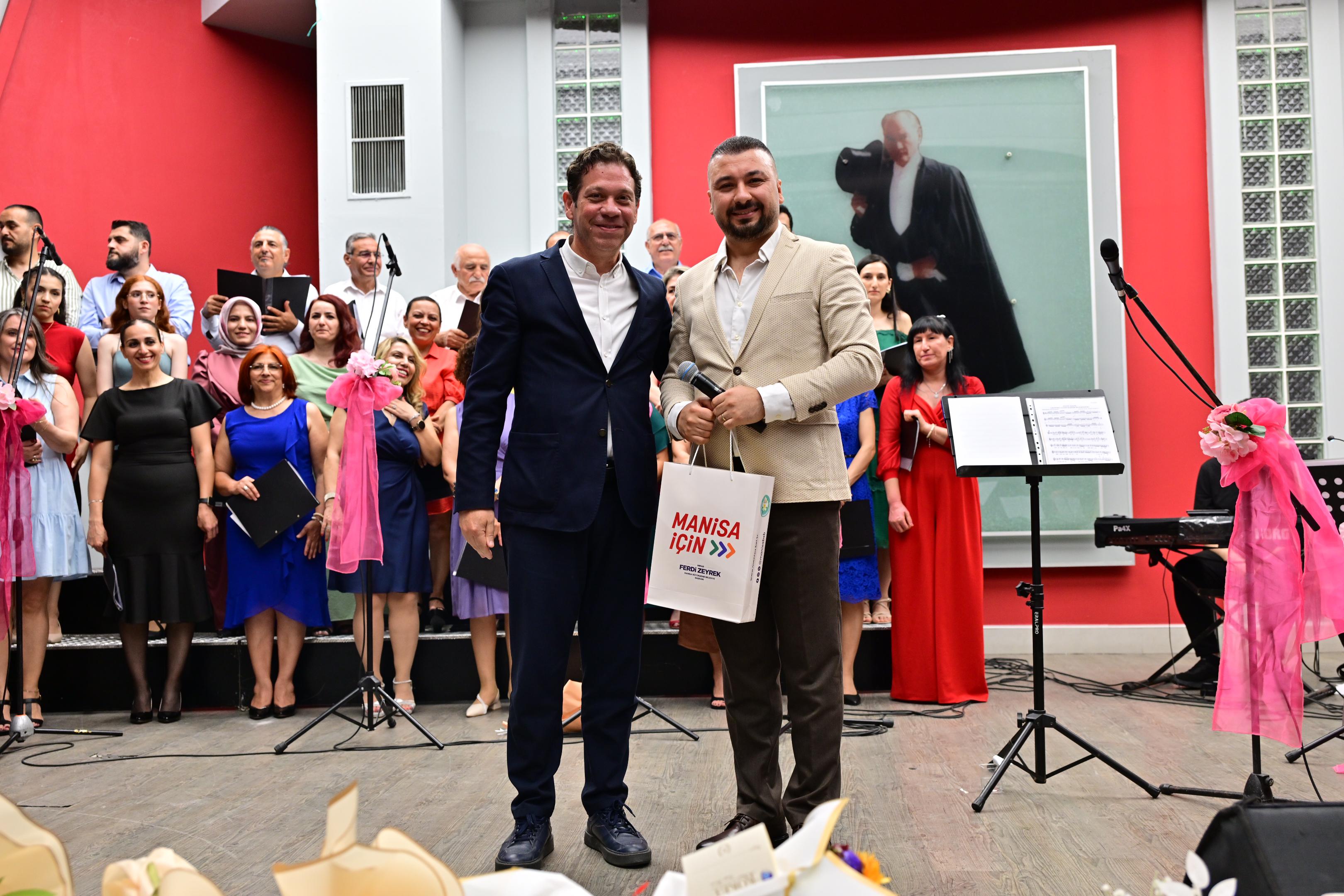 Manisa'da "Türkü Gibi Şarkılar" konseri büyük ilgi gördü