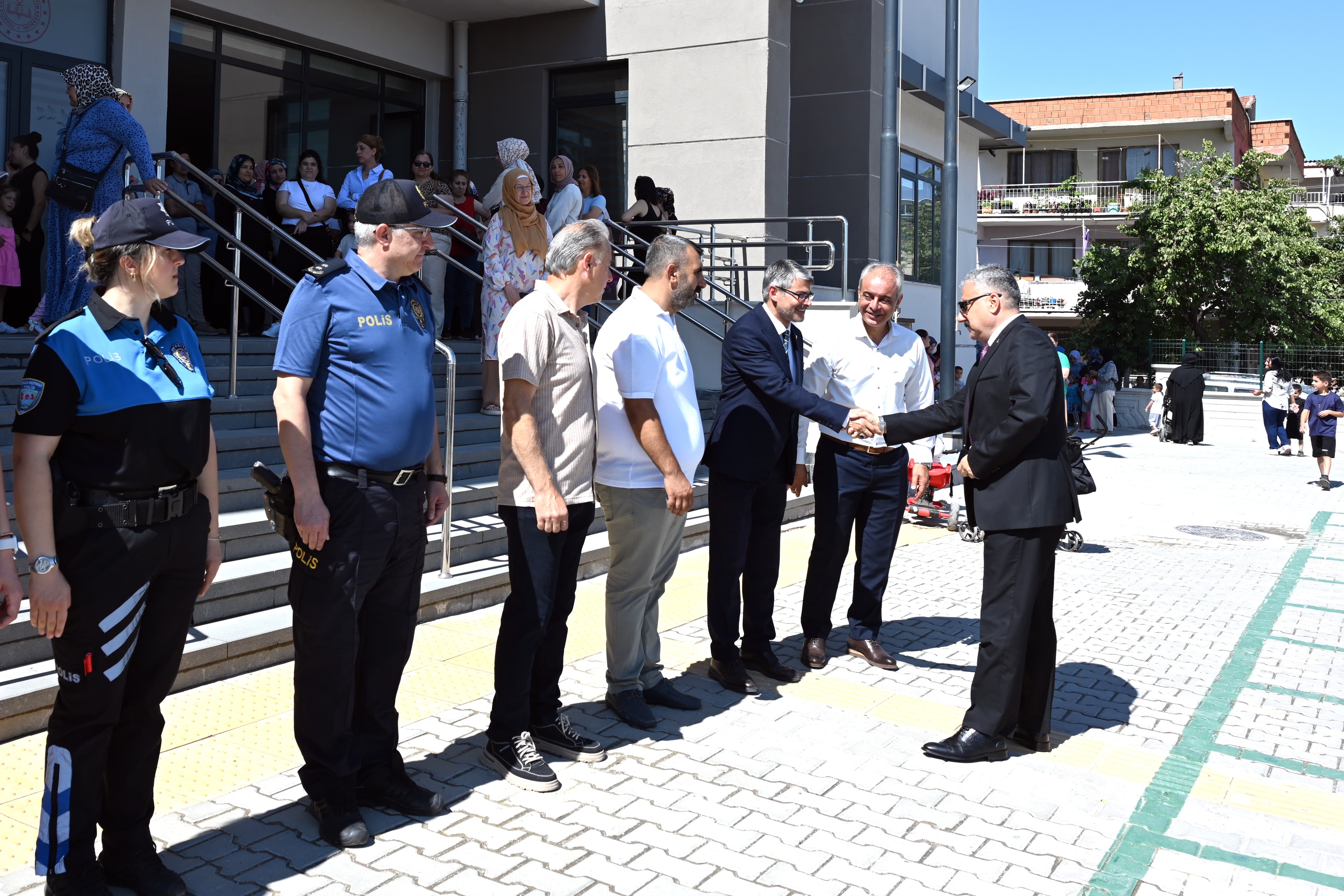 Emniyet Müdürü Aktaş, öğrencilerin karne sevincine ortak oldu