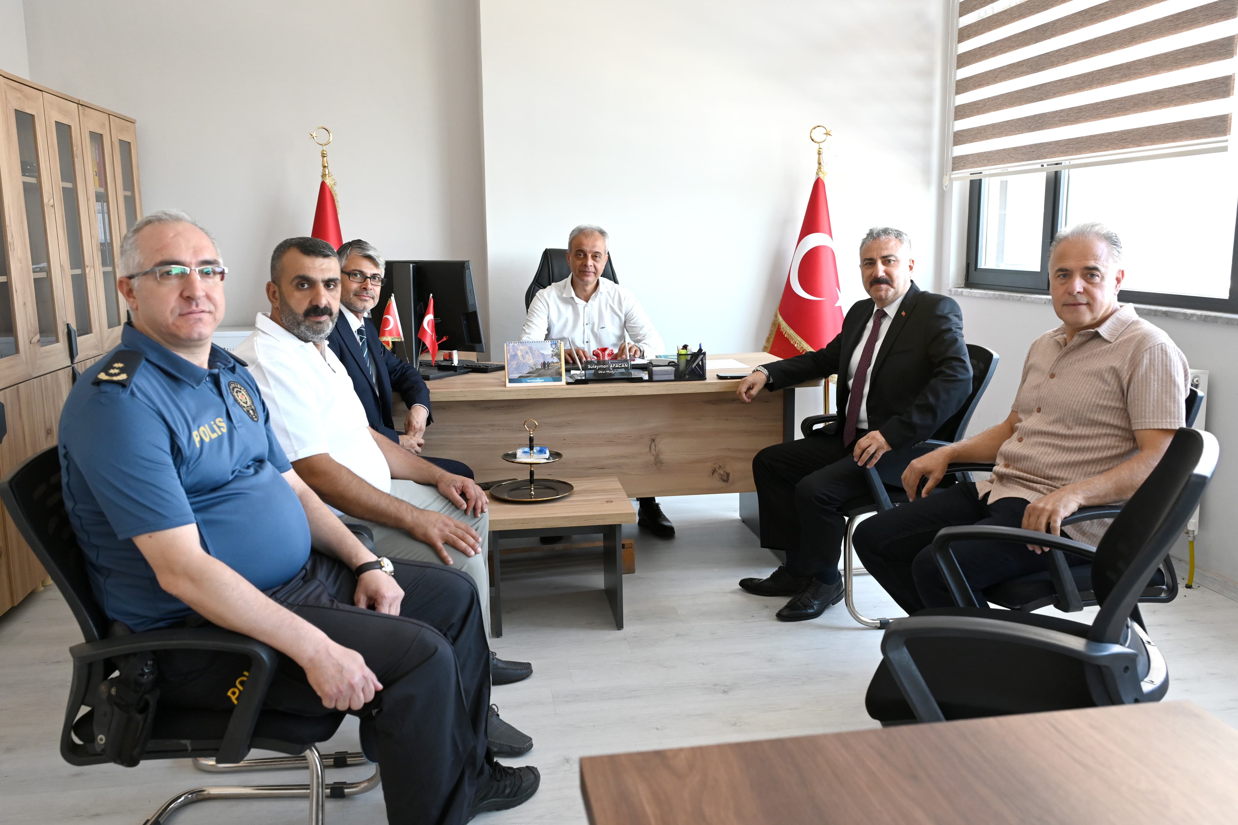 Emniyet Müdürü Aktaş, öğrencilerin karne sevincine ortak oldu