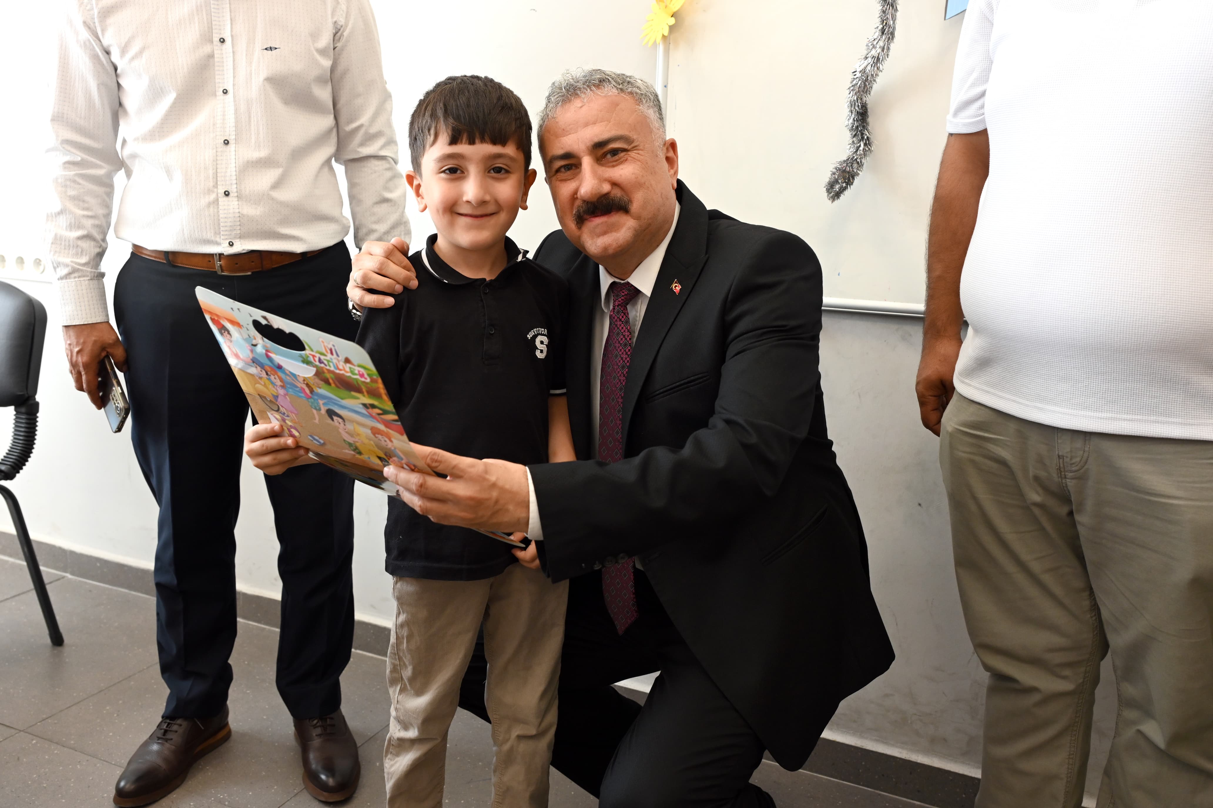 Emniyet Müdürü Aktaş, öğrencilerin karne sevincine ortak oldu