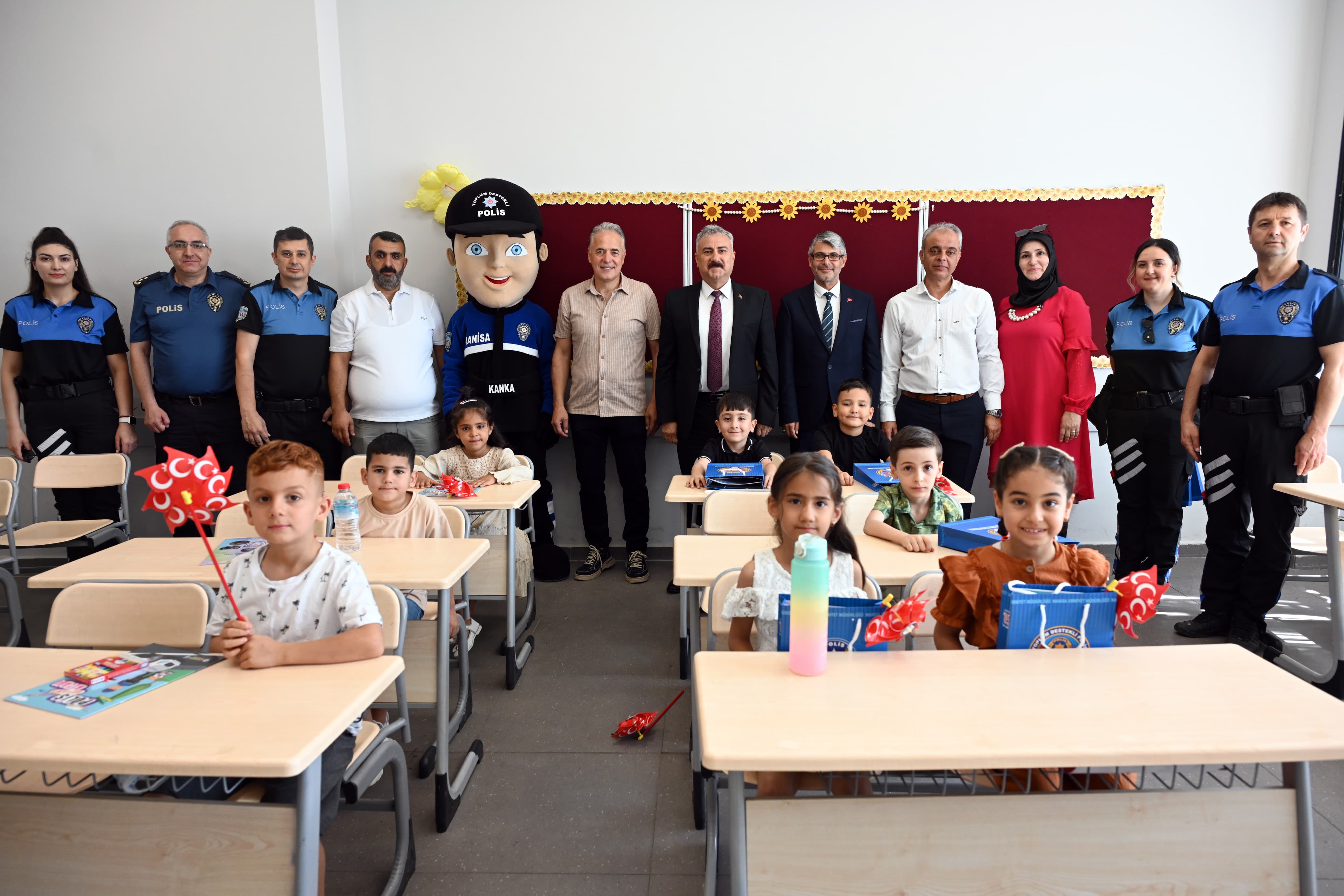 Emniyet Müdürü Aktaş, öğrencilerin karne sevincine ortak oldu