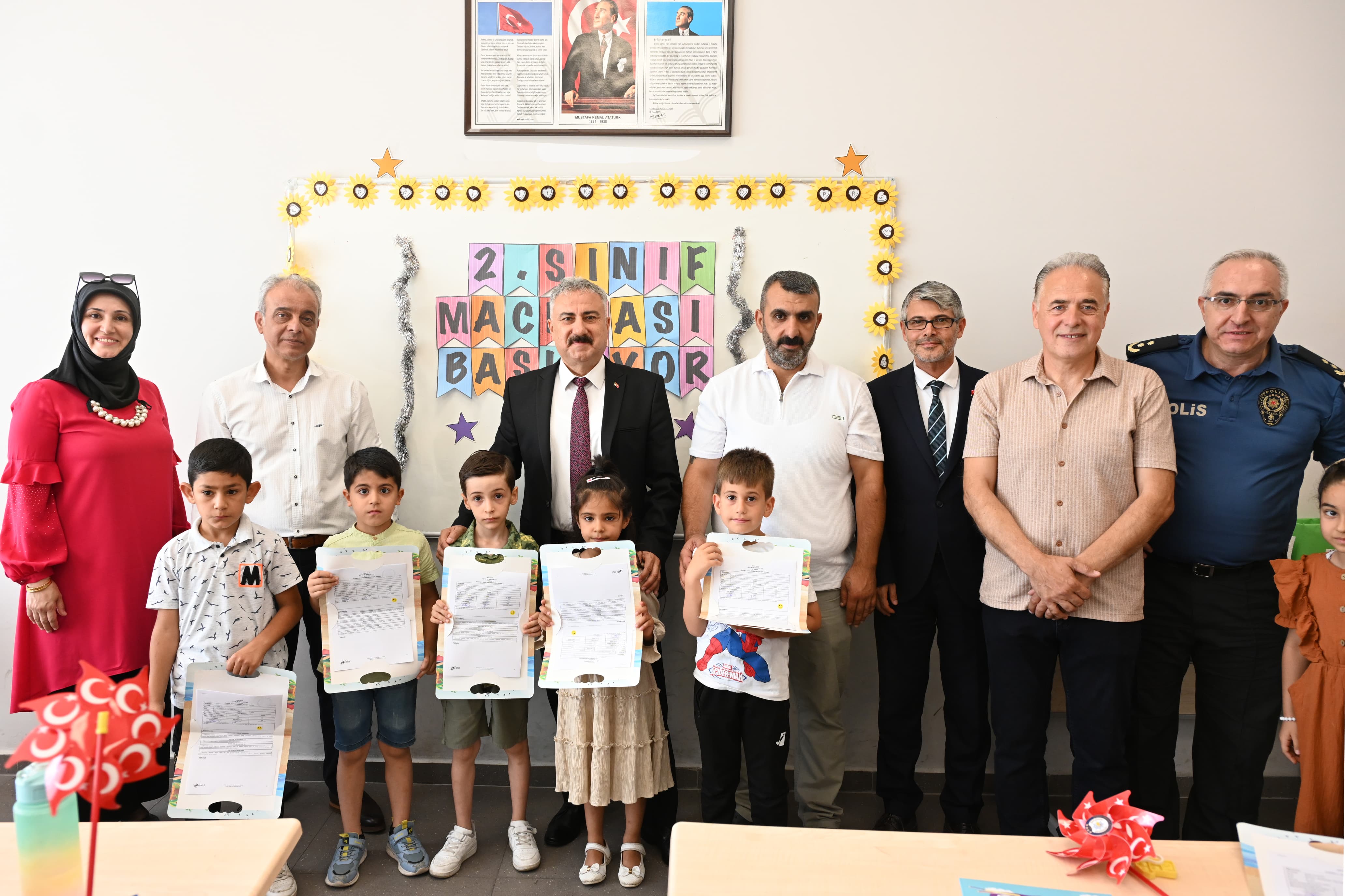 Emniyet Müdürü Aktaş, öğrencilerin karne sevincine ortak oldu