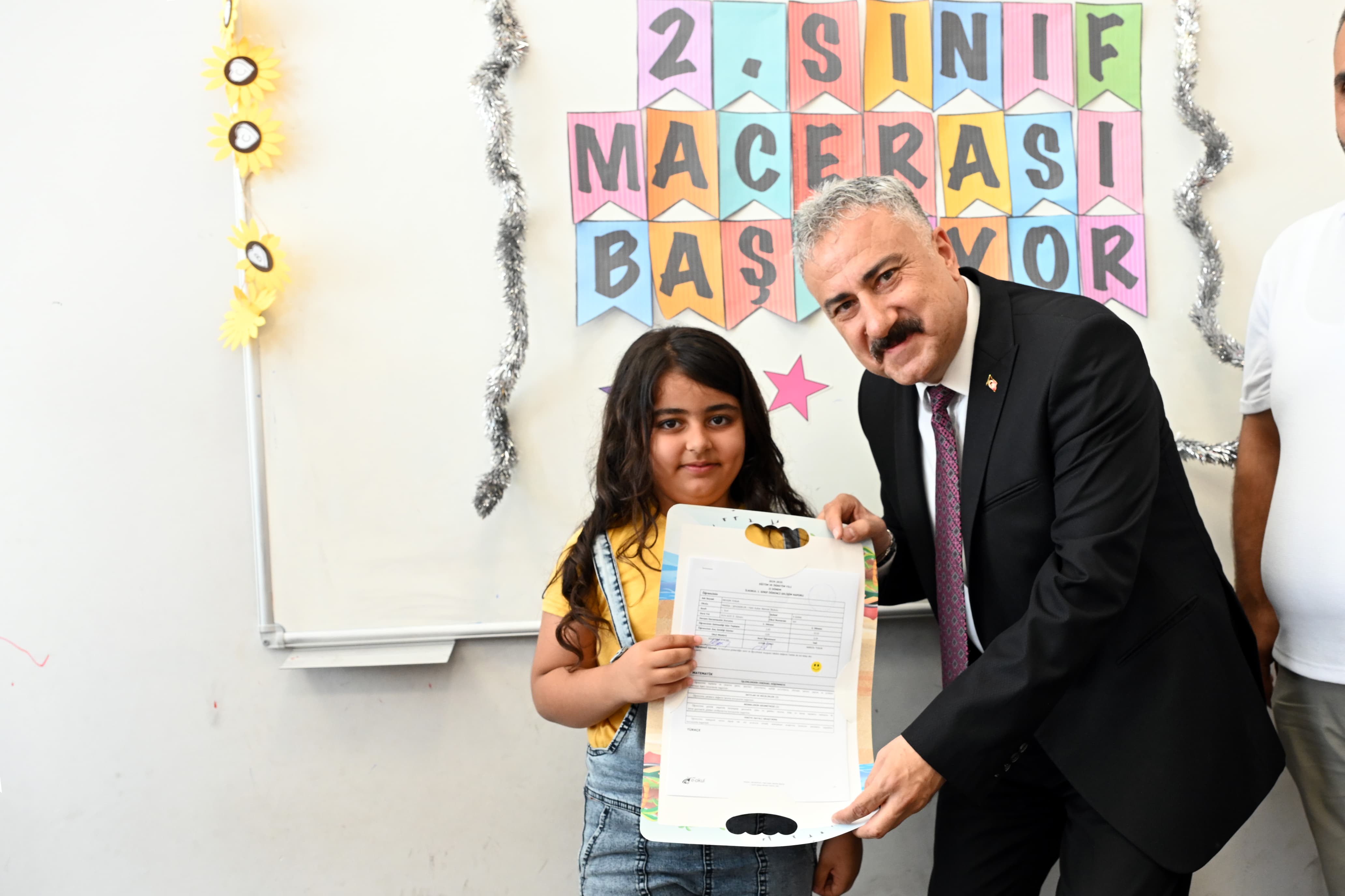 Emniyet Müdürü Aktaş, öğrencilerin karne sevincine ortak oldu