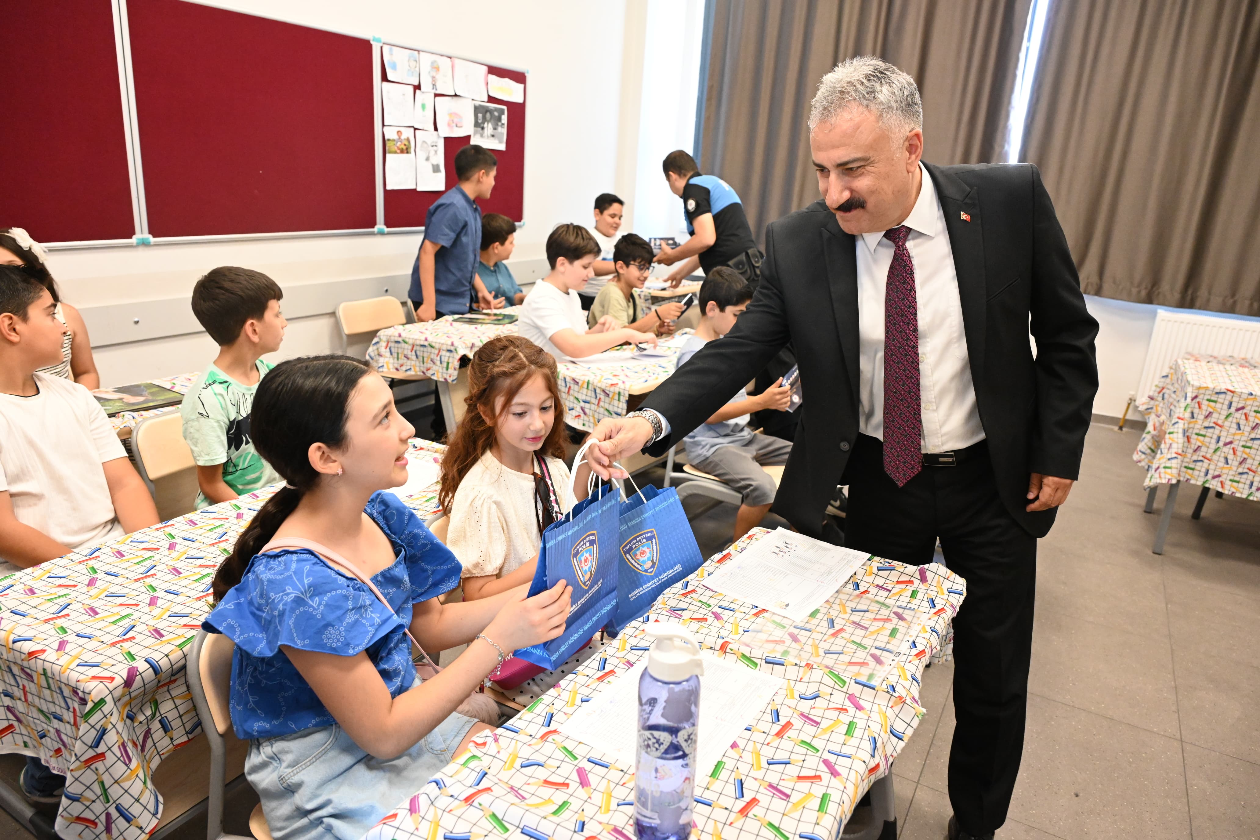 Emniyet Müdürü Aktaş, öğrencilerin karne sevincine ortak oldu