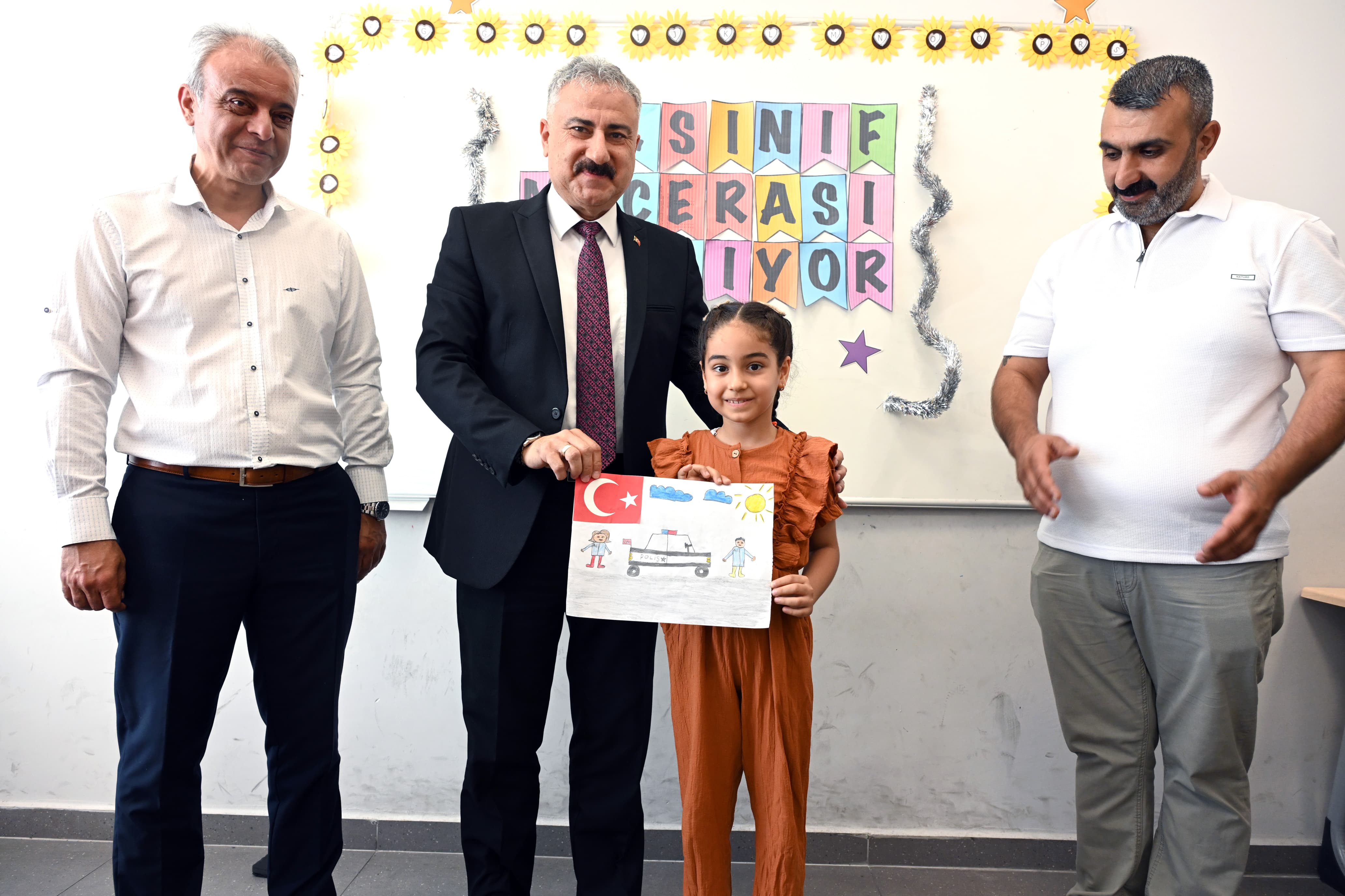 Emniyet Müdürü Aktaş, öğrencilerin karne sevincine ortak oldu